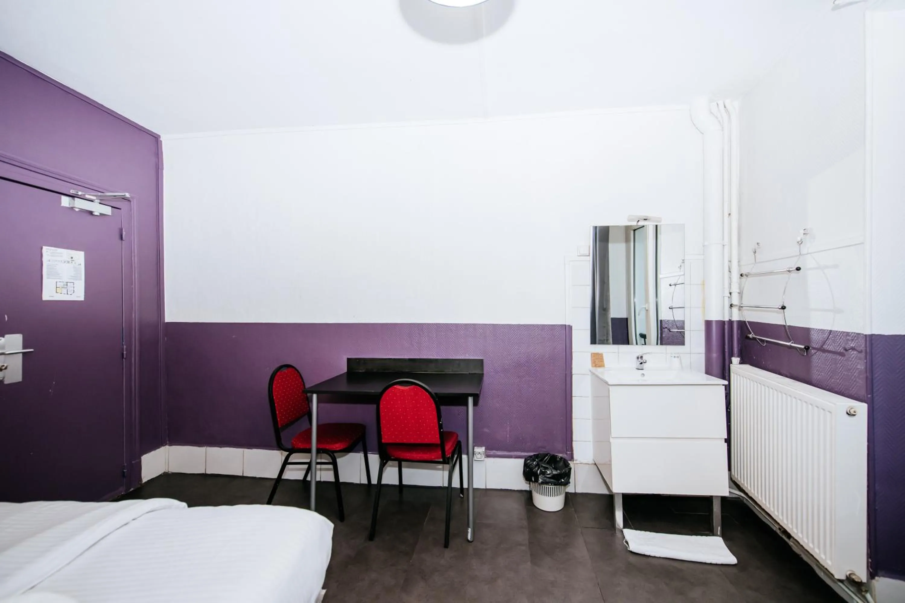 Bedroom, Bed in Hotel De La Poste