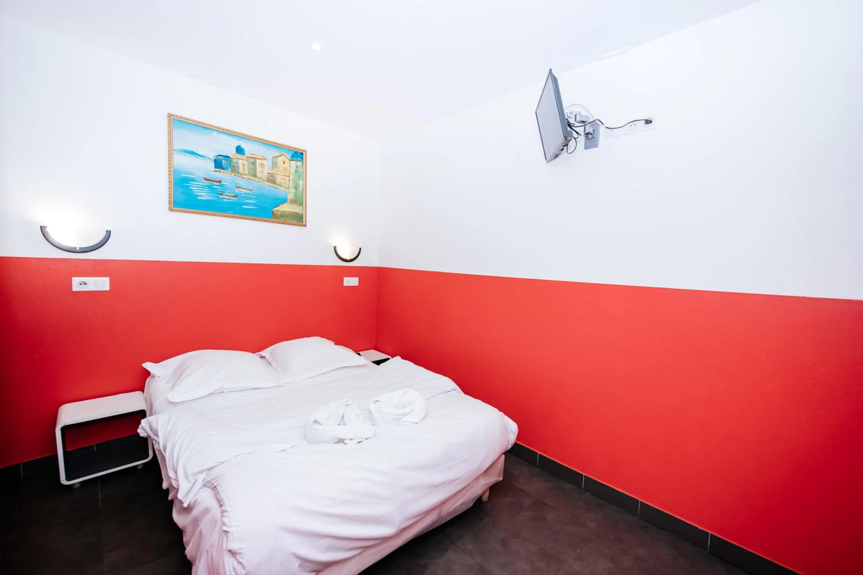 Photo of the whole room, Bed in Hotel De La Poste