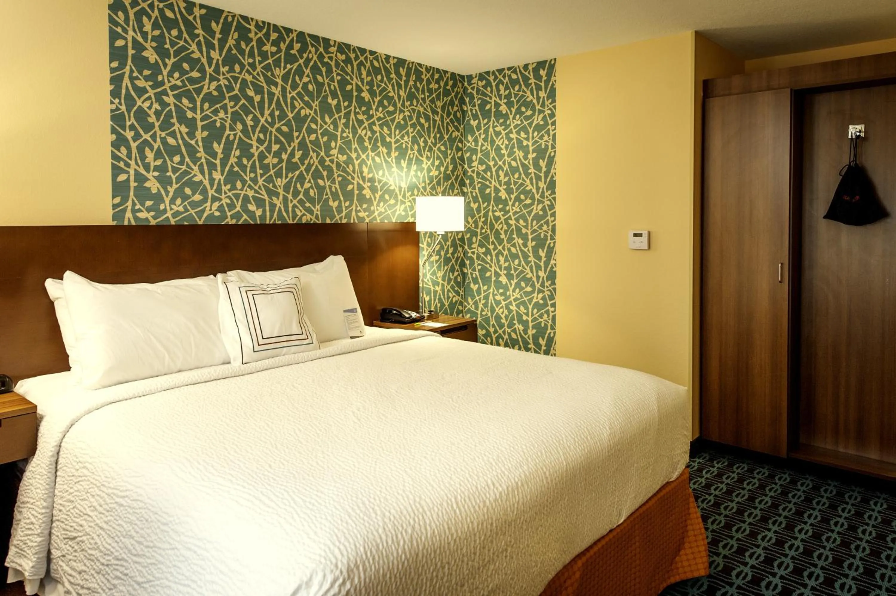 Bedroom, Bed in Fairfield Inn & Suites by Marriott Meridian