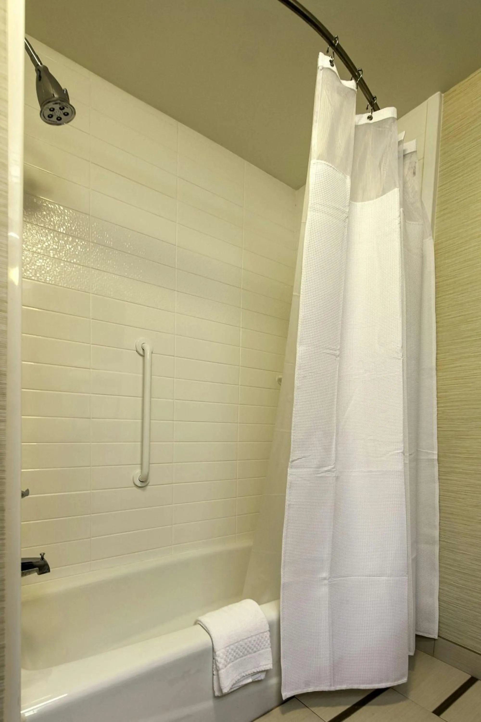 Bathroom in Fairfield Inn & Suites by Marriott Meridian