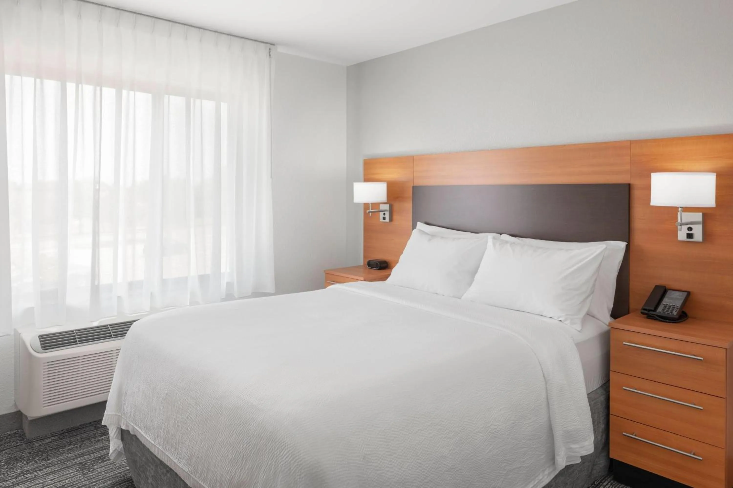 Bedroom, Bed in TownePlace Suites Bangor