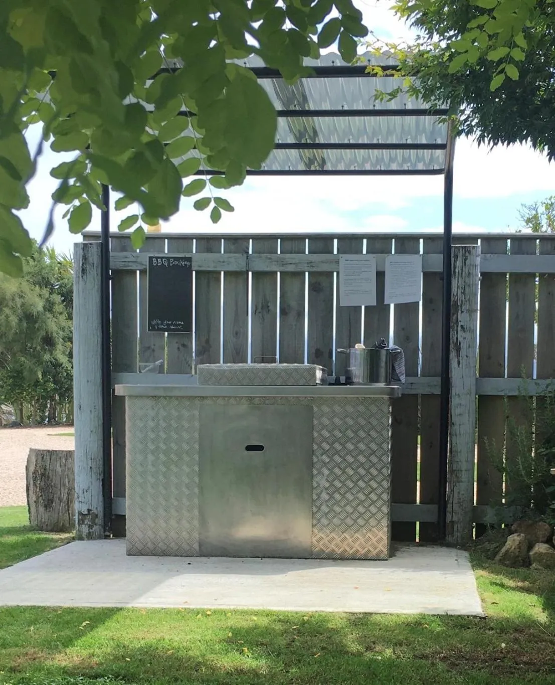 BBQ facilities in Collingwood Park Motel
