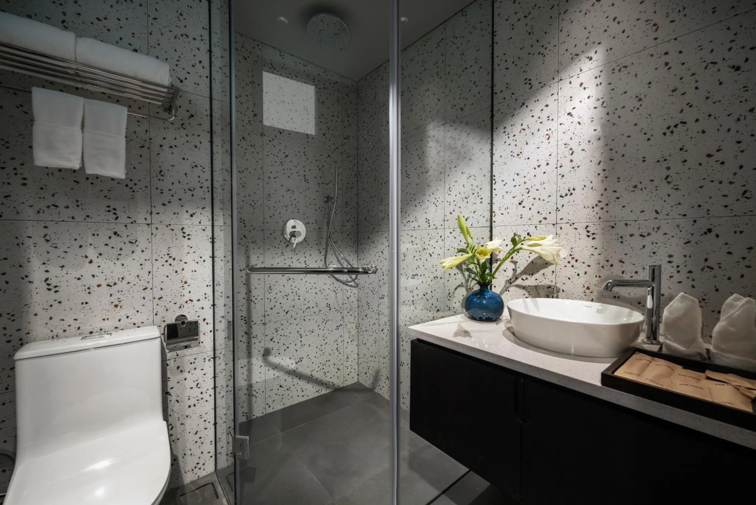 Shower in Thè HEM Hotel and Apartment