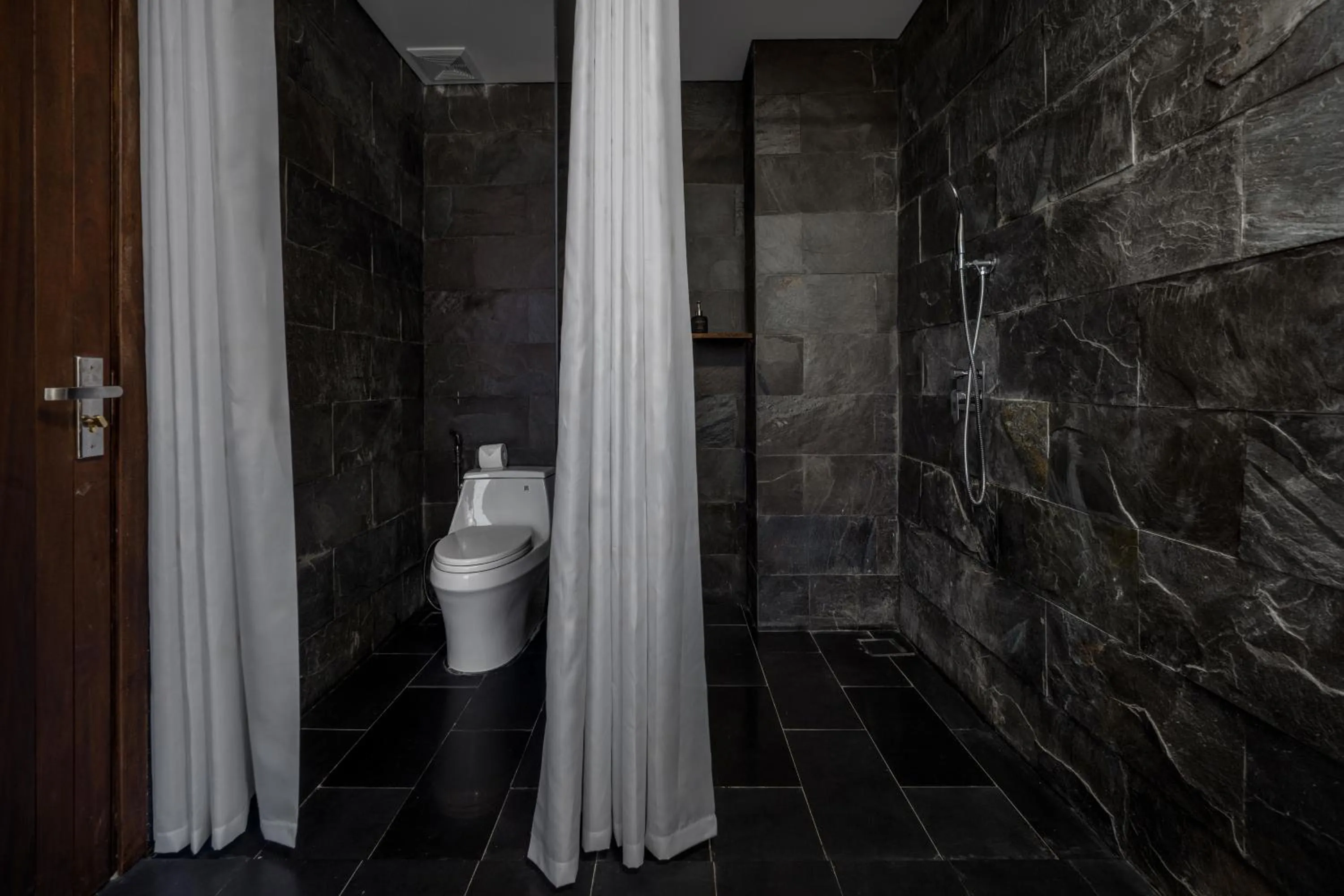 Toilet in Thè HEM Hotel and Apartment