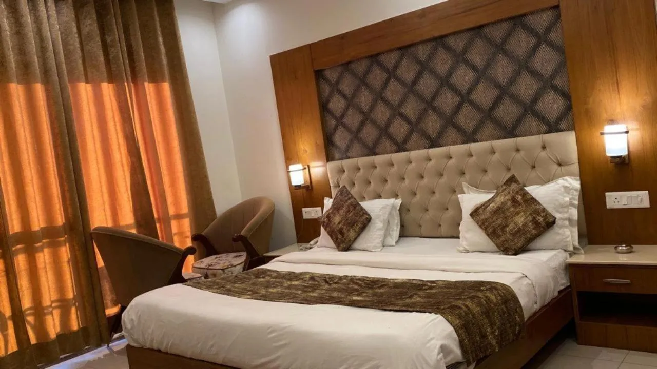 Bedroom, Bed in Mountain Glow