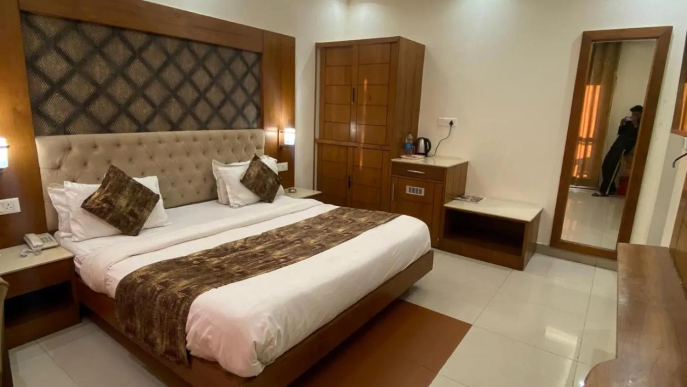 Bedroom, Bed in Mountain Glow