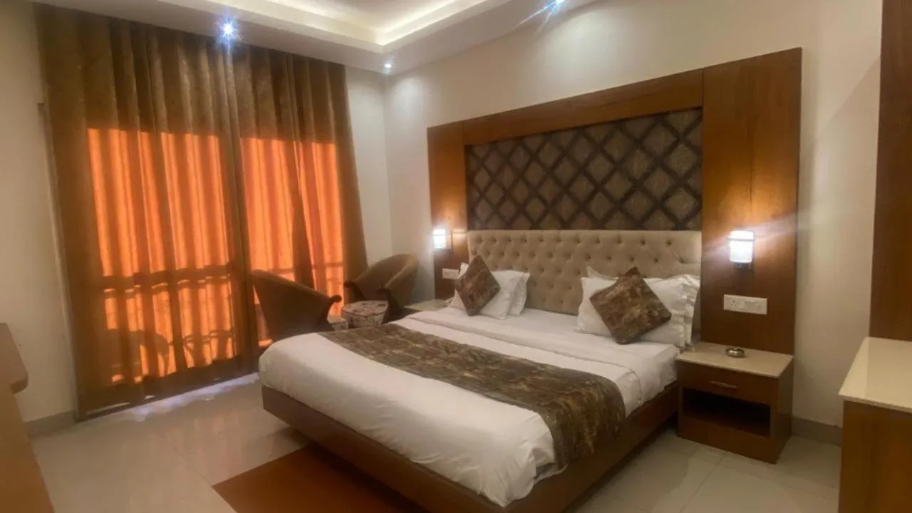 Bedroom, Bed in Mountain Glow