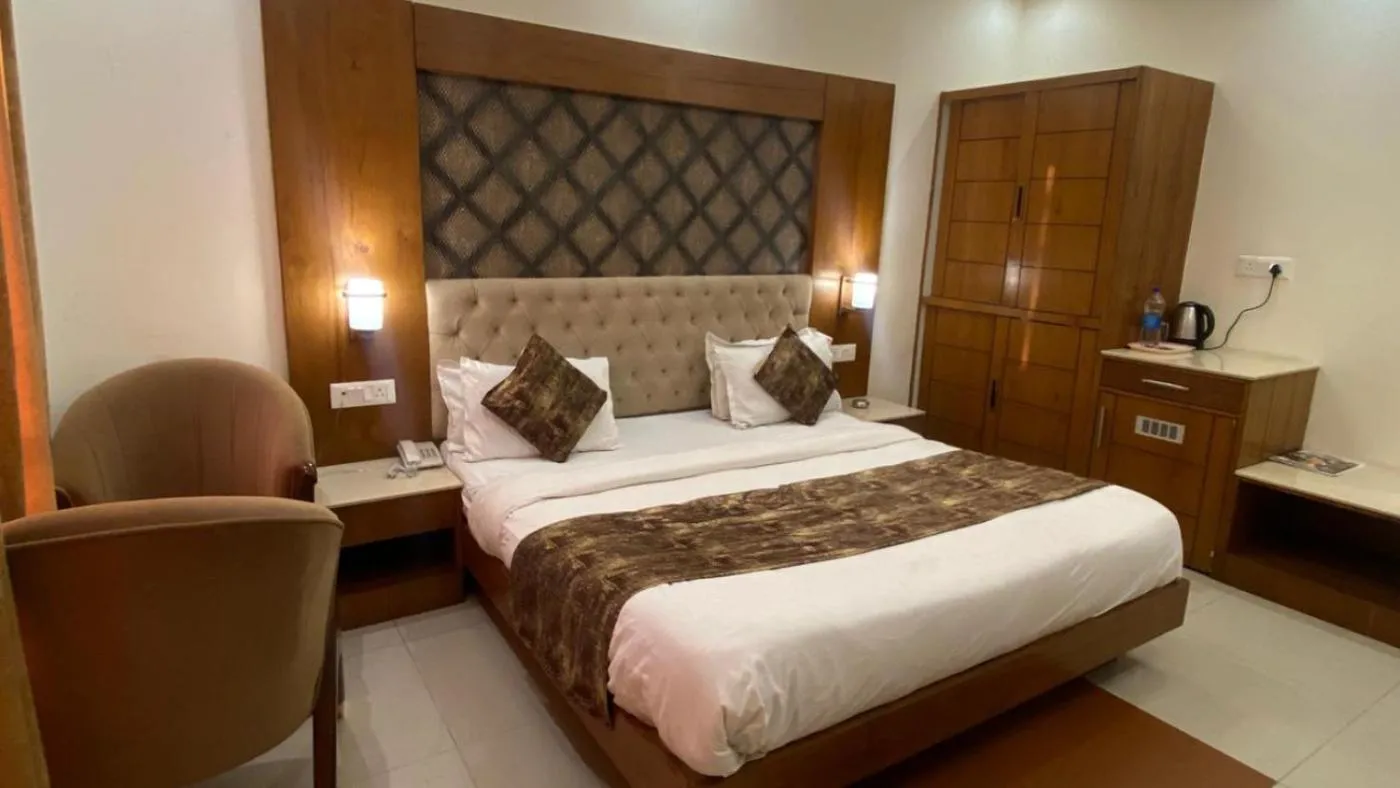 Bedroom, Bed in Mountain Glow