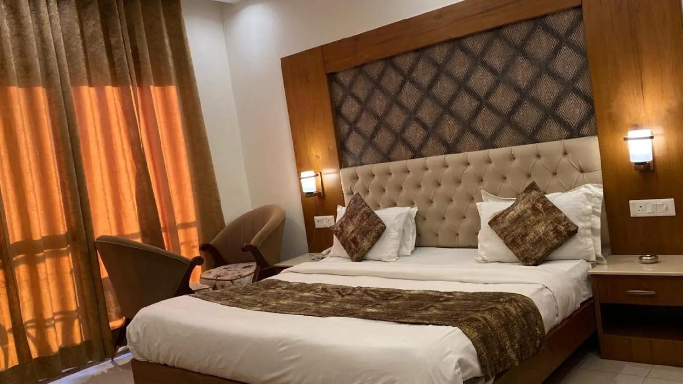 Bedroom, Bed in Mountain Glow