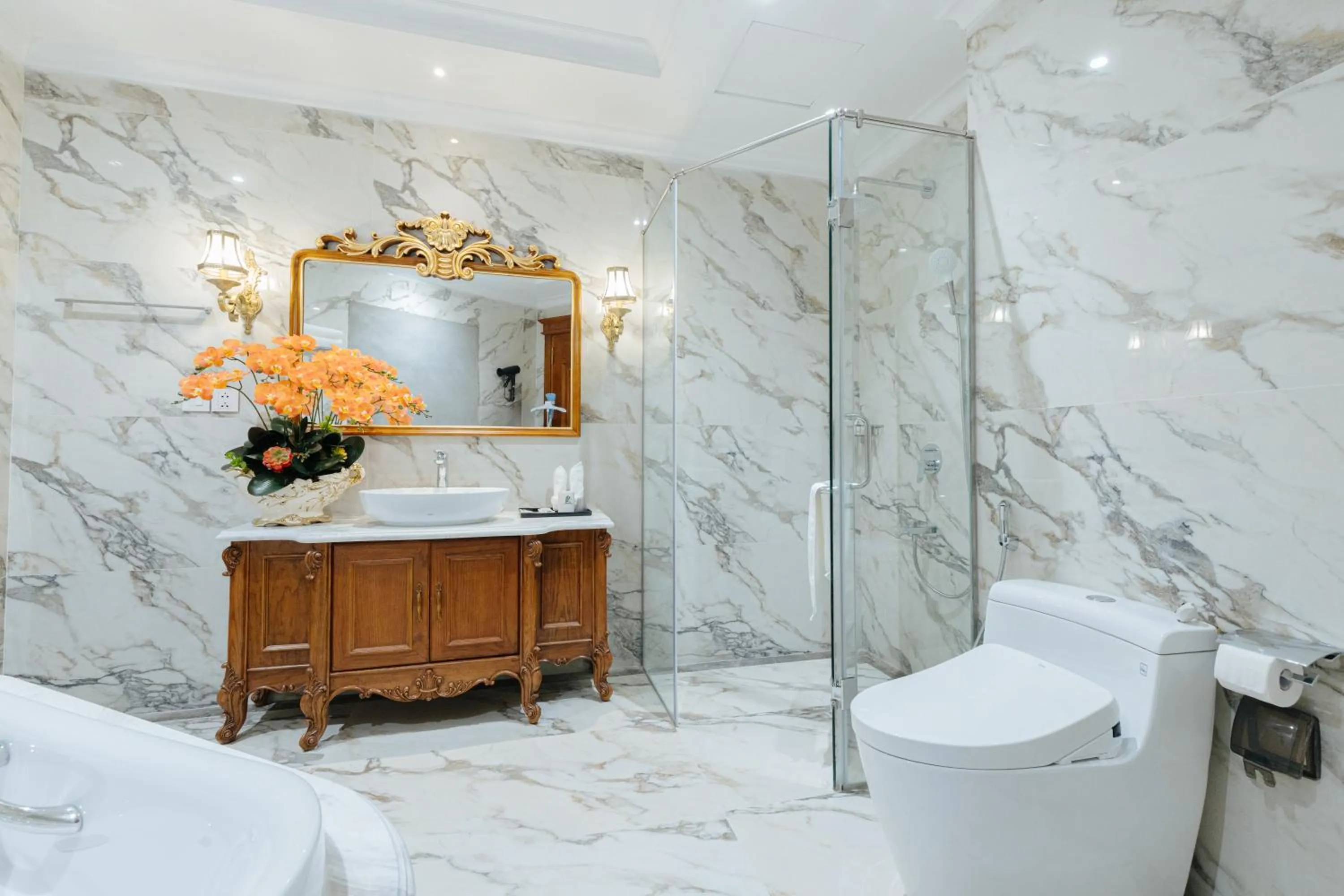 Shower in Luxe Paradise Suite Hotel Trich Sai