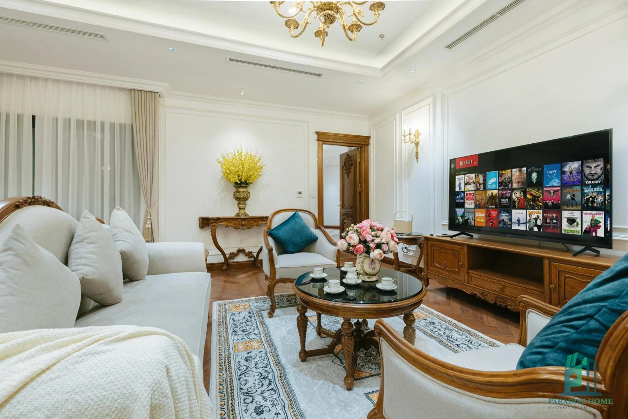 Communal lounge/ TV room in Luxe Paradise Suite Hotel Trich Sai