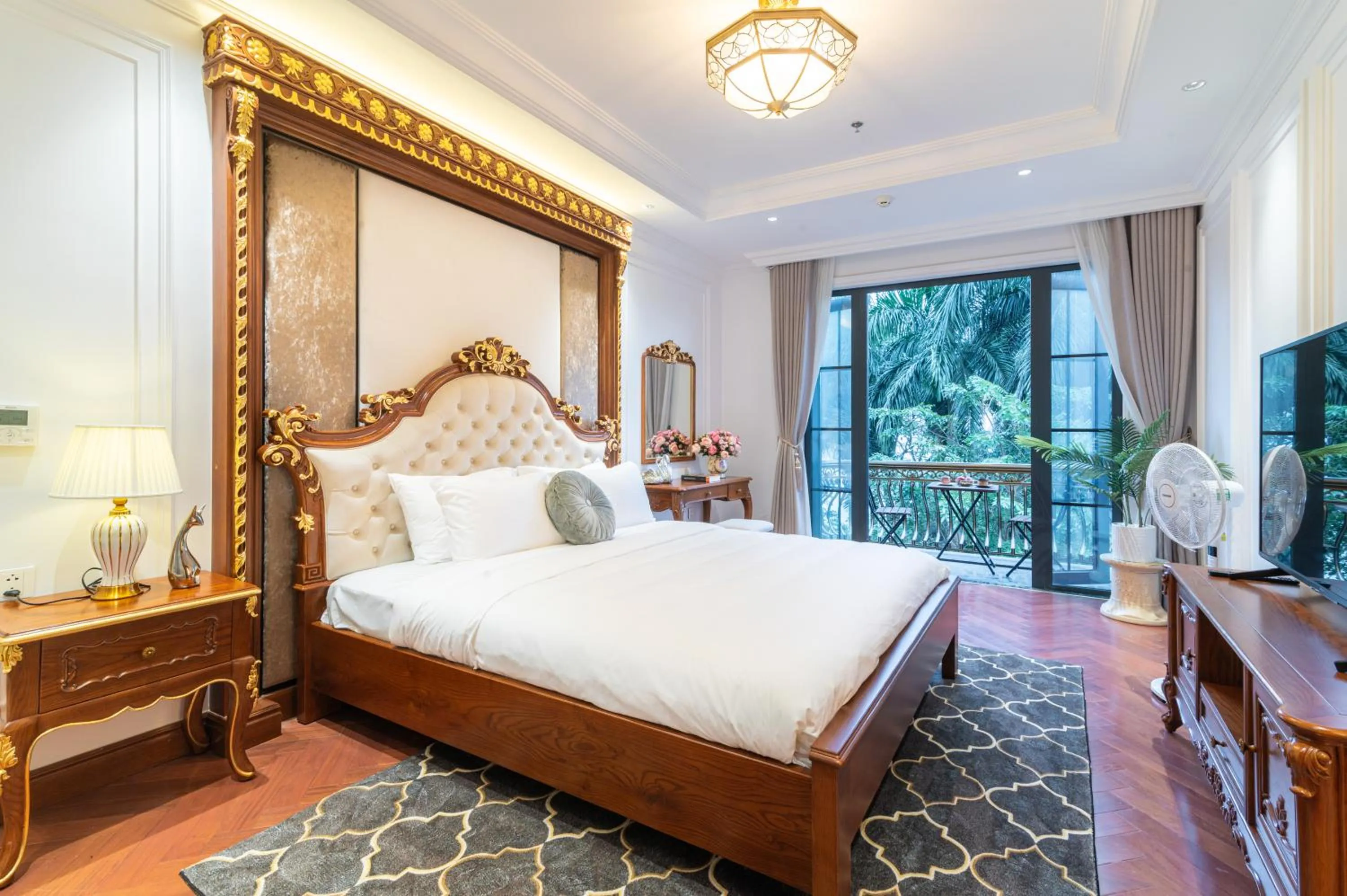 TV and multimedia, Bed in Luxe Paradise Suite Hotel Trich Sai