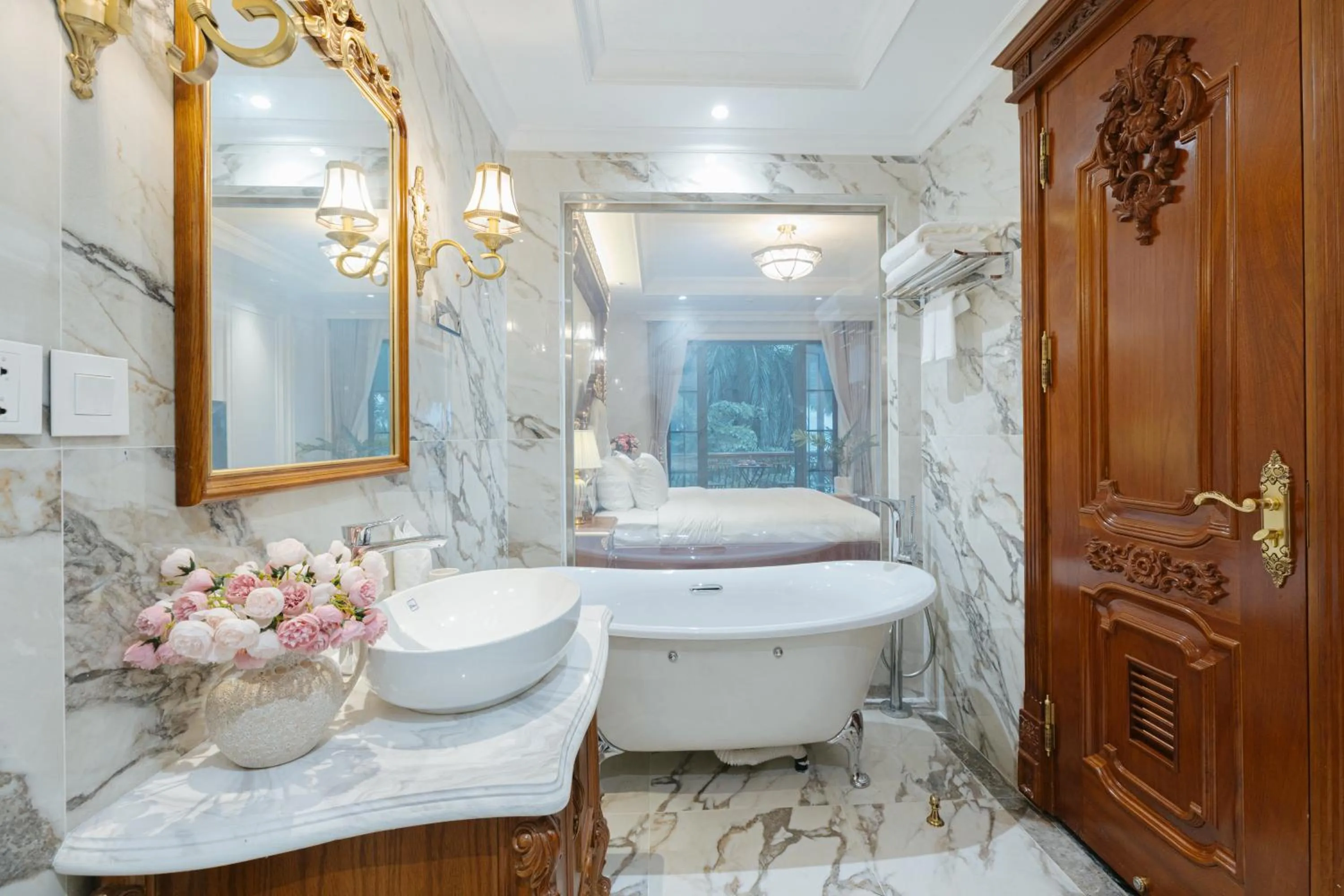 Bath in Luxe Paradise Suite Hotel Trich Sai