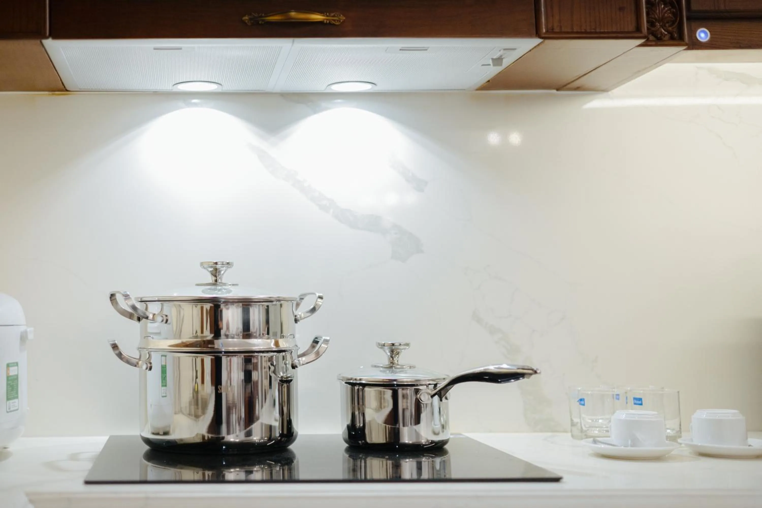 Kitchen or kitchenette in Luxe Paradise Suite Hotel Trich Sai