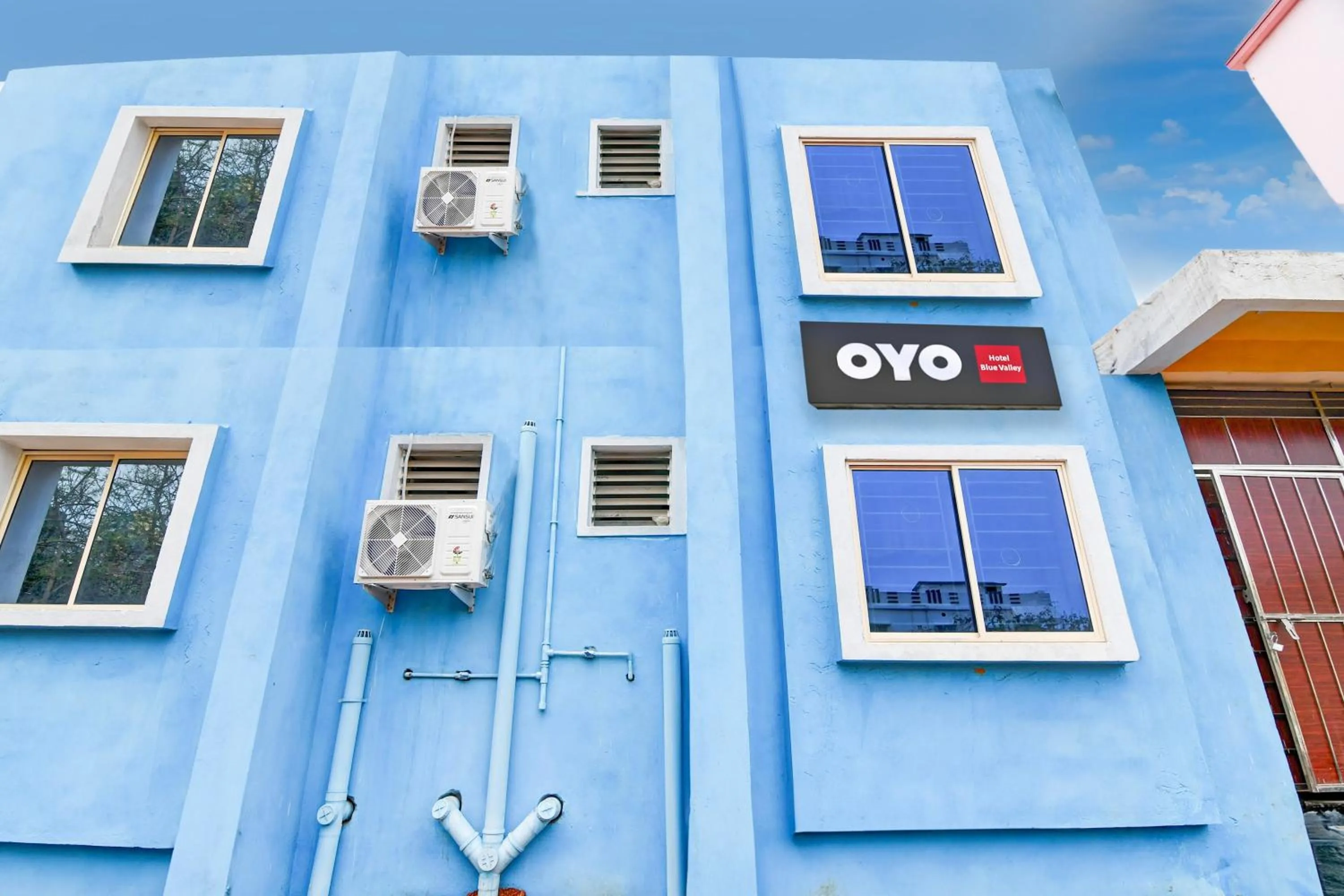 Facade/entrance in Hotel O Blue Valley