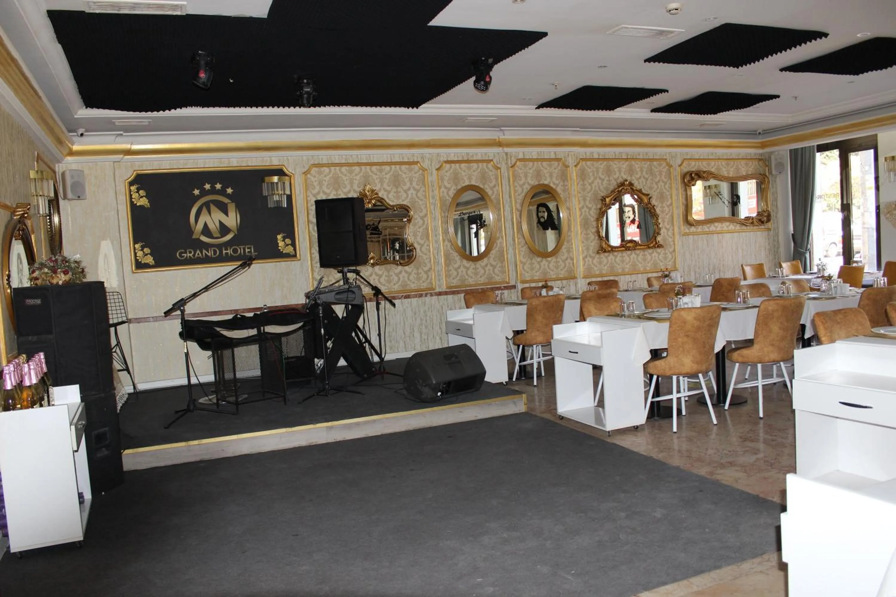 Restaurant/places to eat in ANGRAND HOTEL