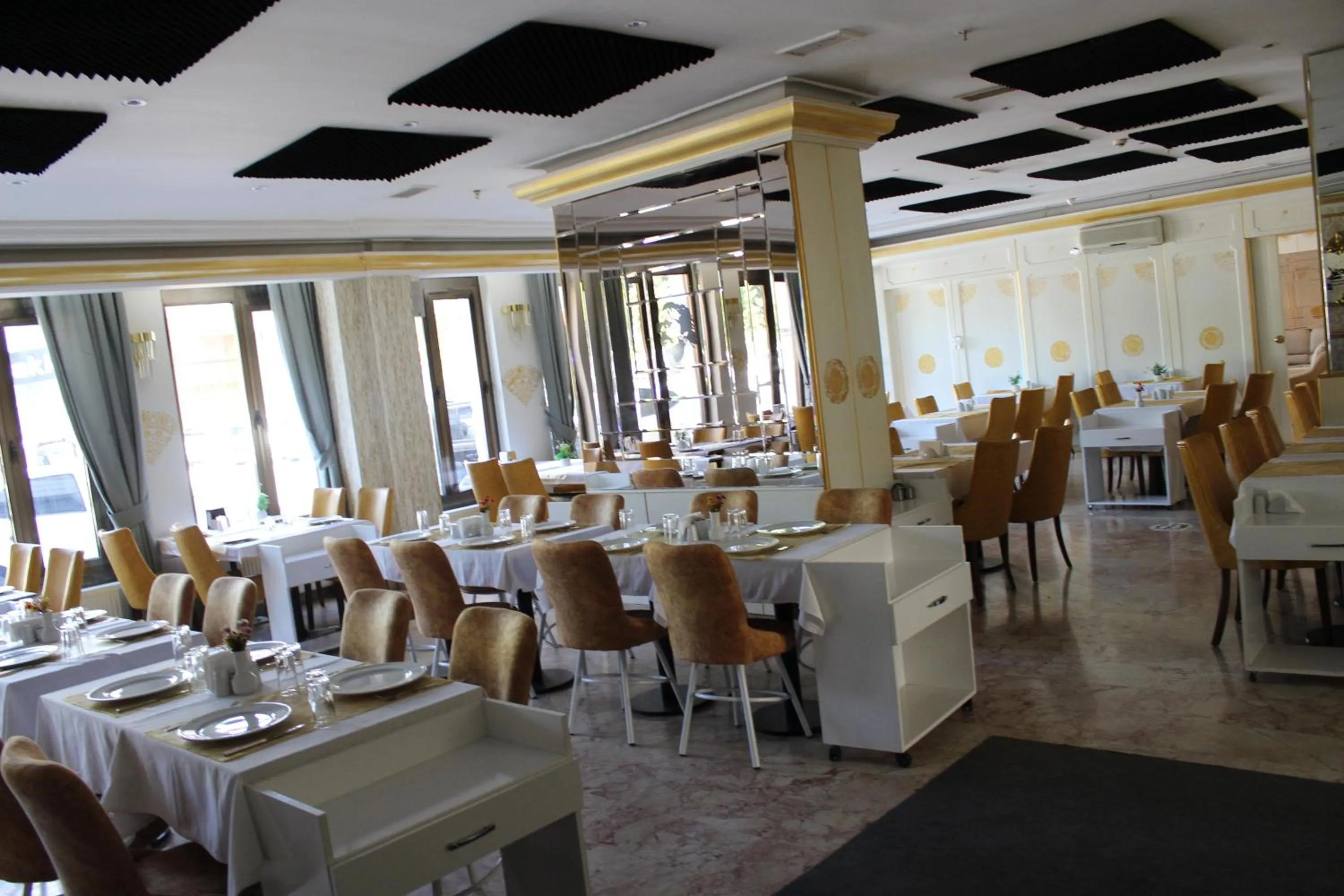 Restaurant/places to eat in ANGRAND HOTEL