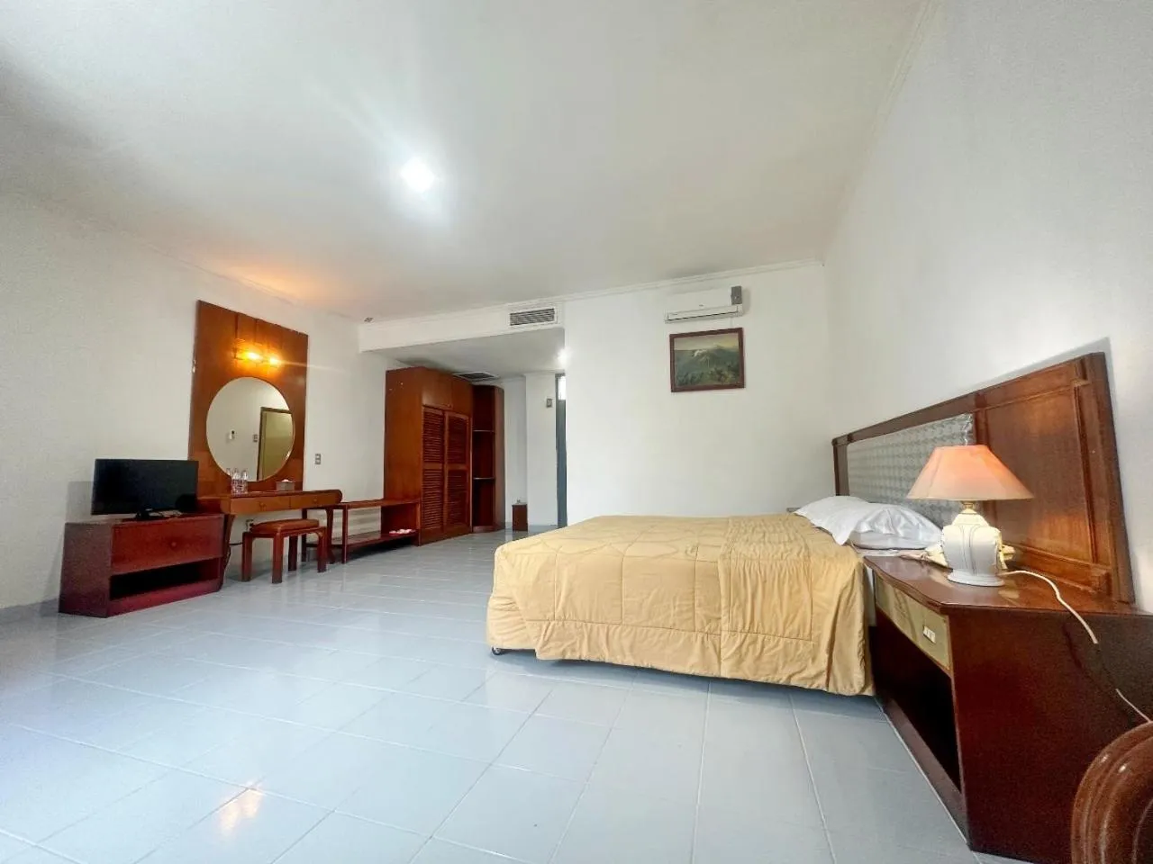 hair dresser, Bed in Hotel Wisata Indah Sibolga