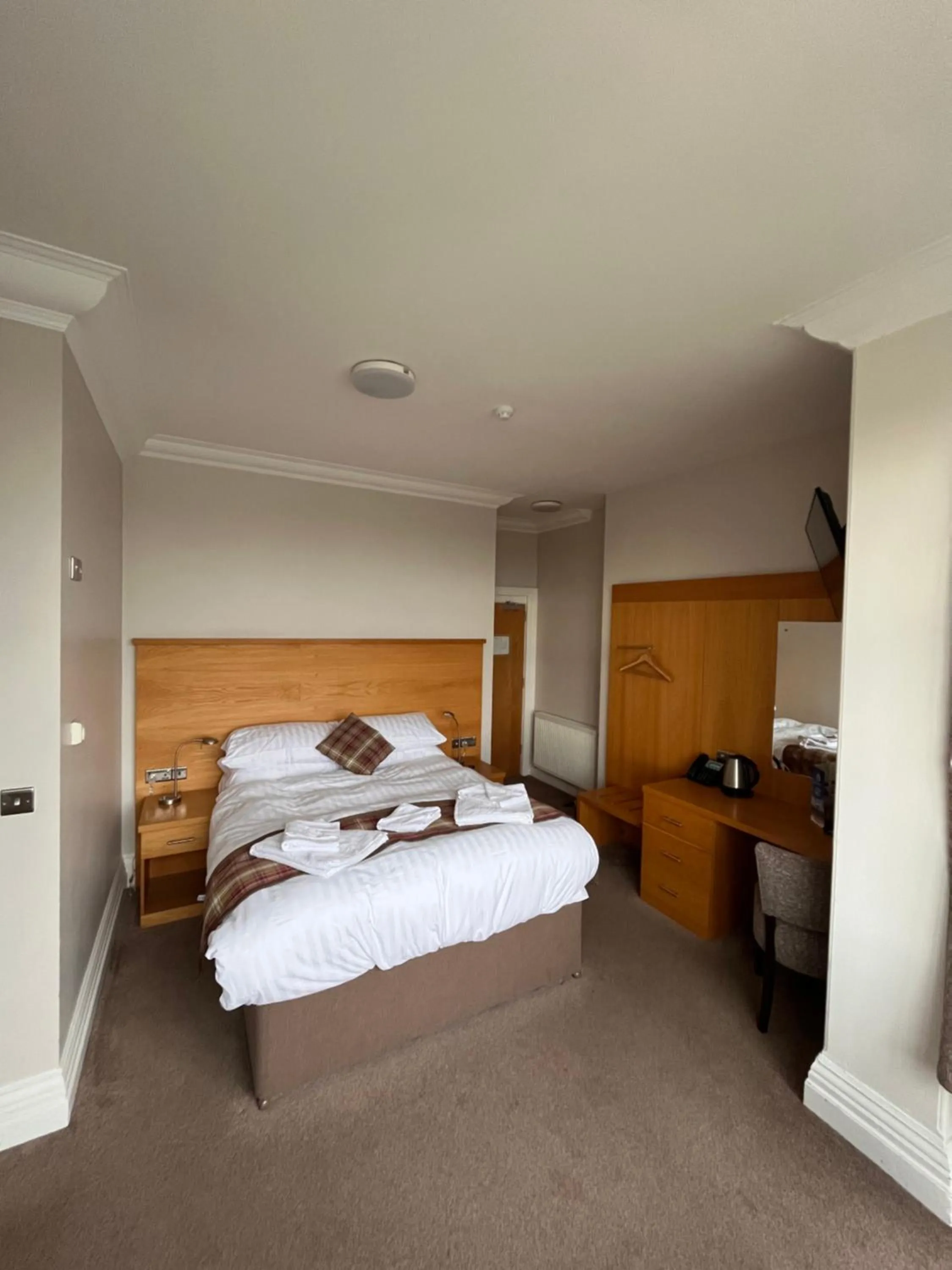 Bedroom, Bed in King Alfred Hotel