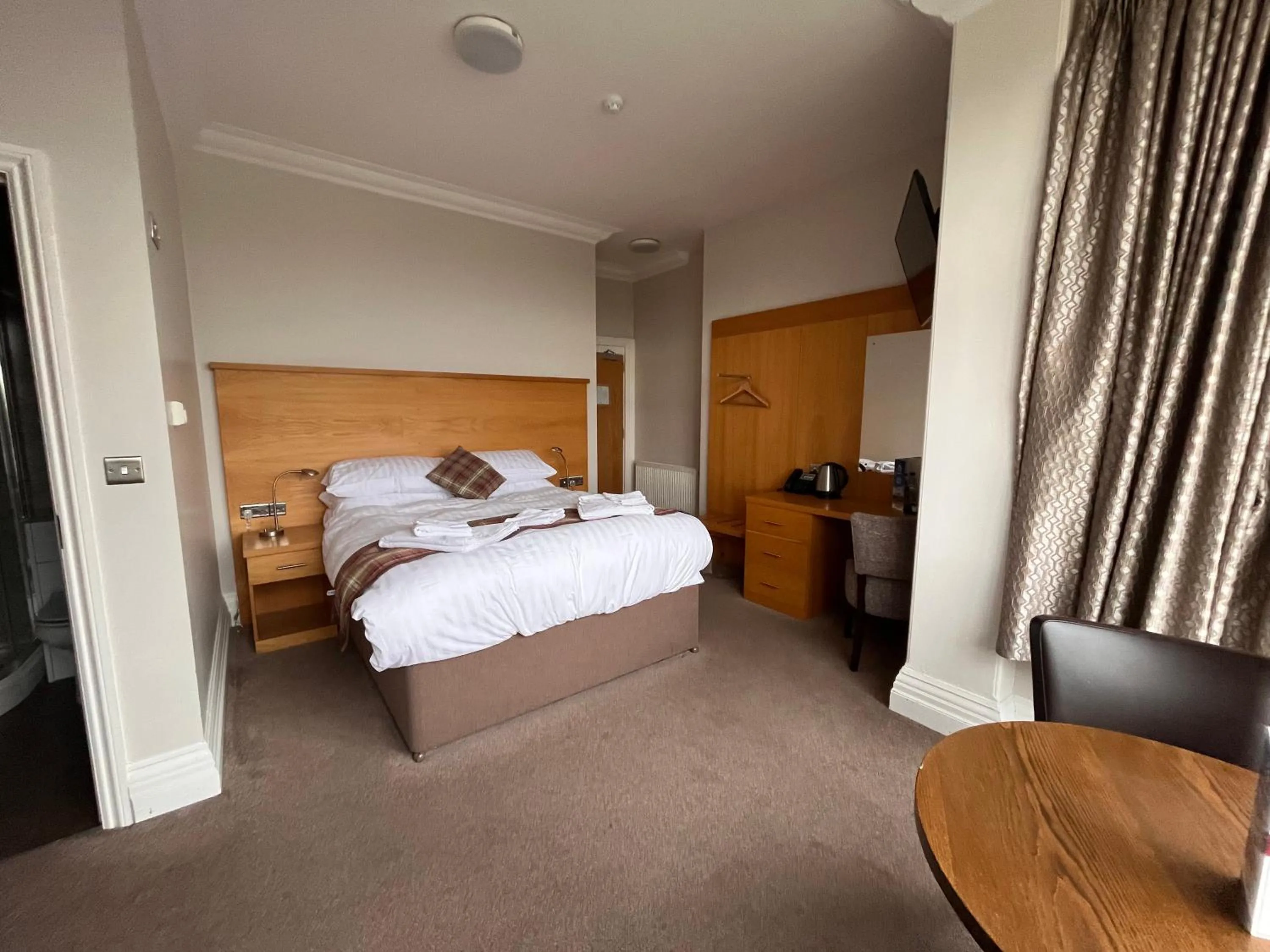 Bedroom, Bed in King Alfred Hotel