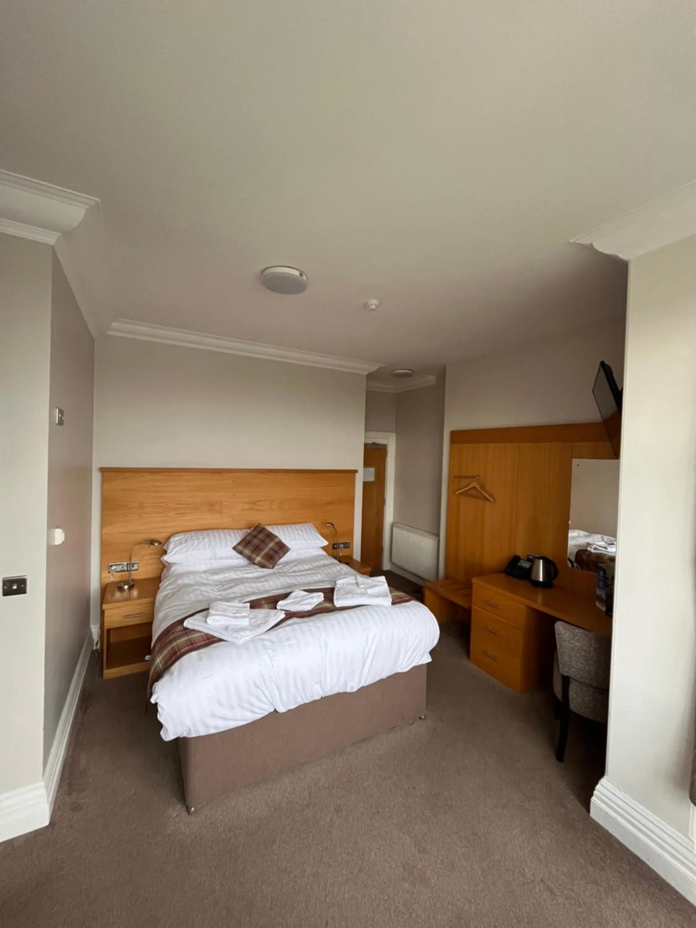 Bedroom, Bed in King Alfred Hotel