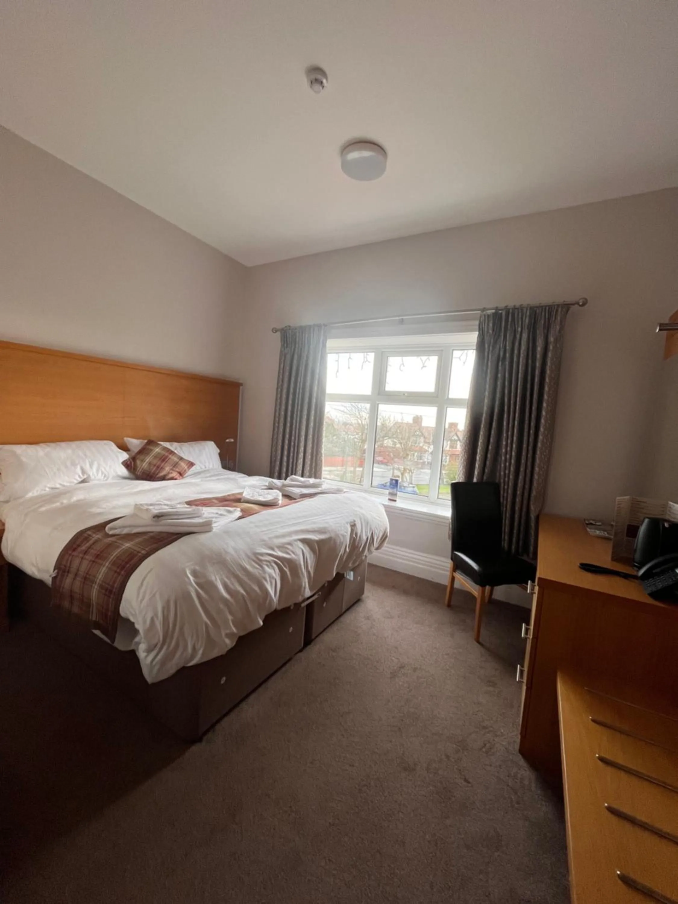 Bedroom, Bed in King Alfred Hotel