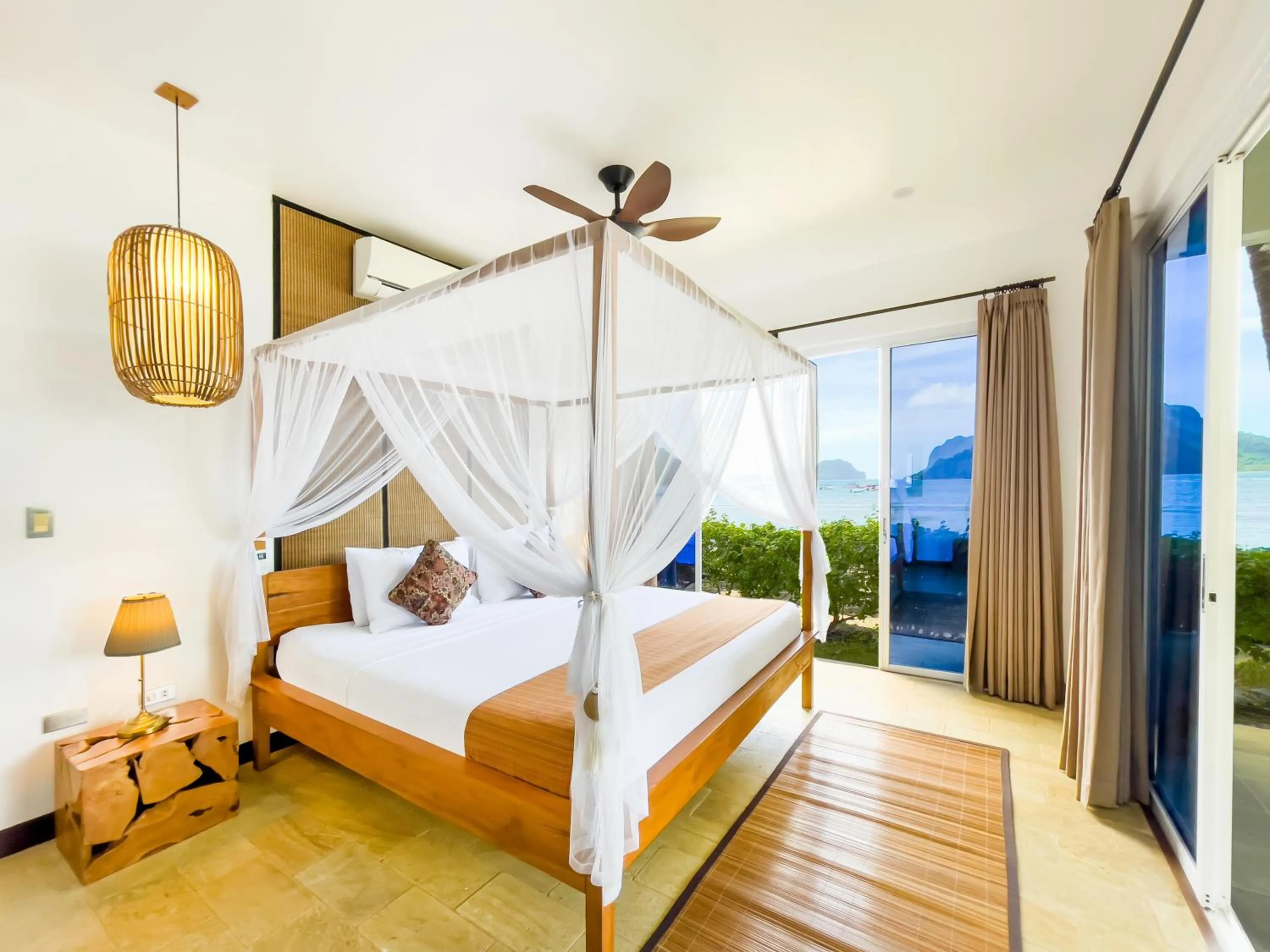 Sea view, Bed in Cadlao Resort and Restaurant