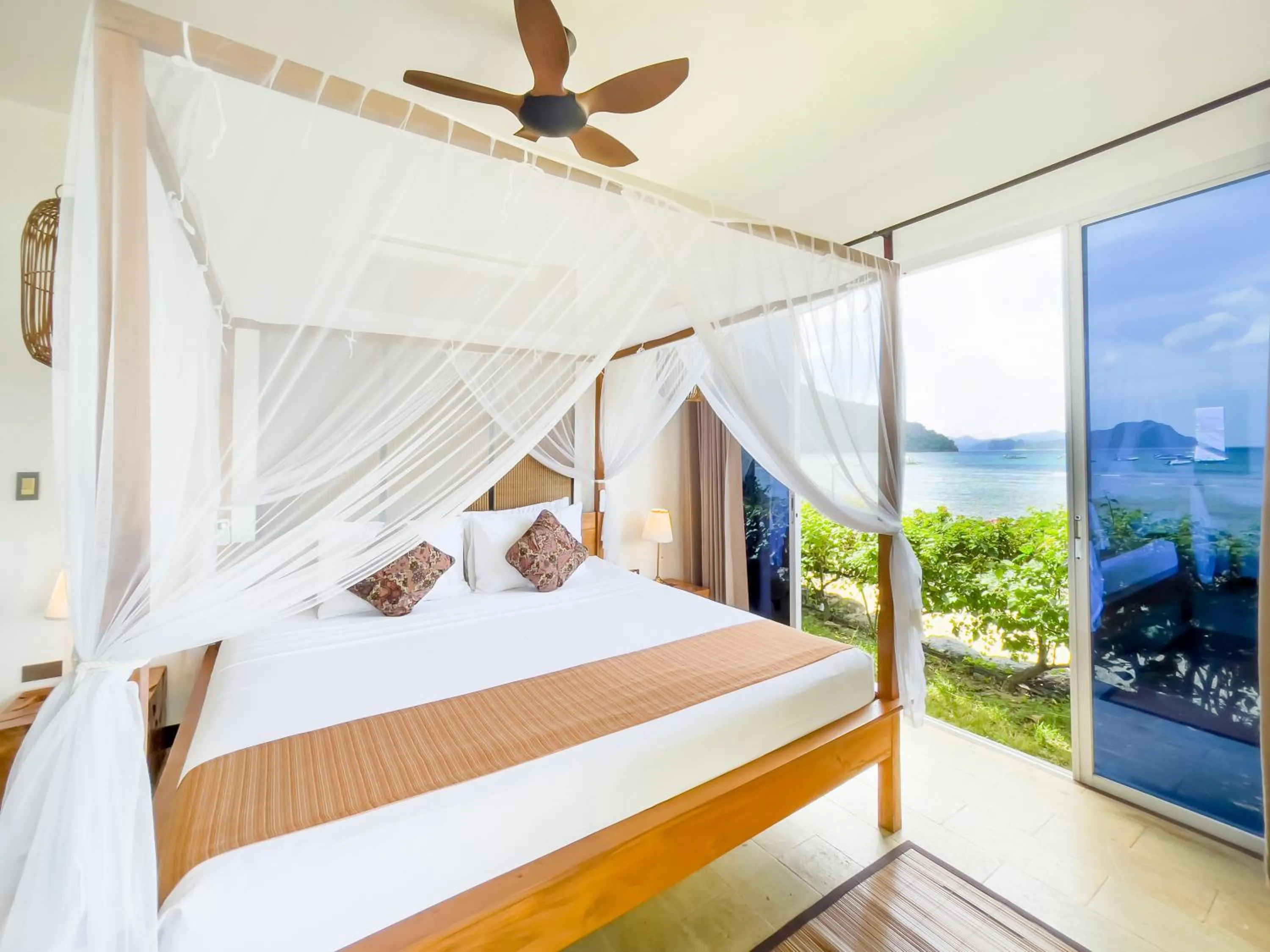 Bed in Cadlao Resort and Restaurant