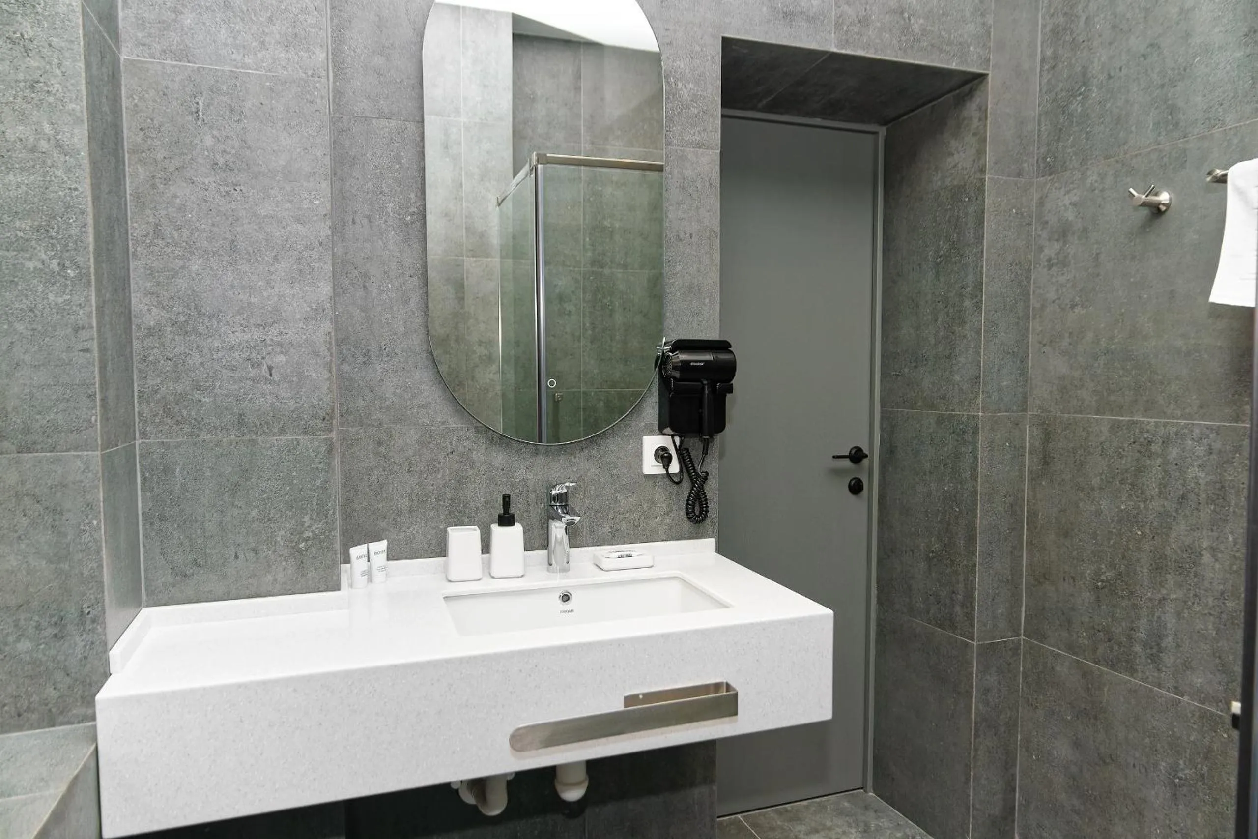 Shower in Aston Hotel