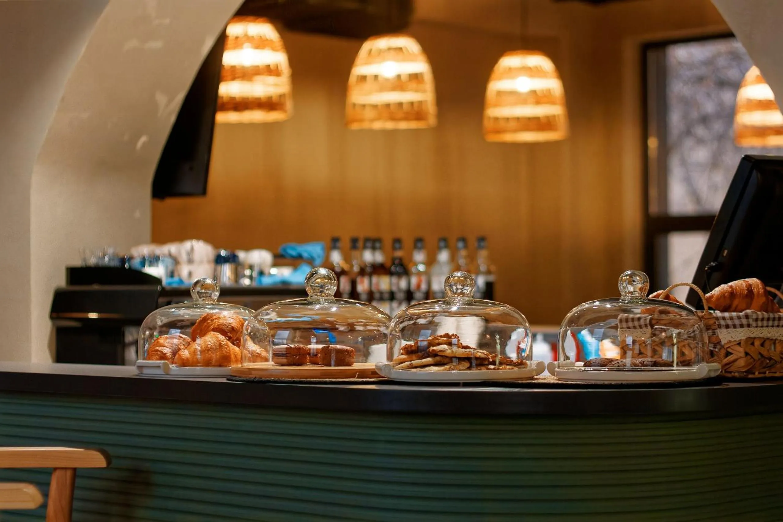 Restaurant/places to eat in Aston Hotel