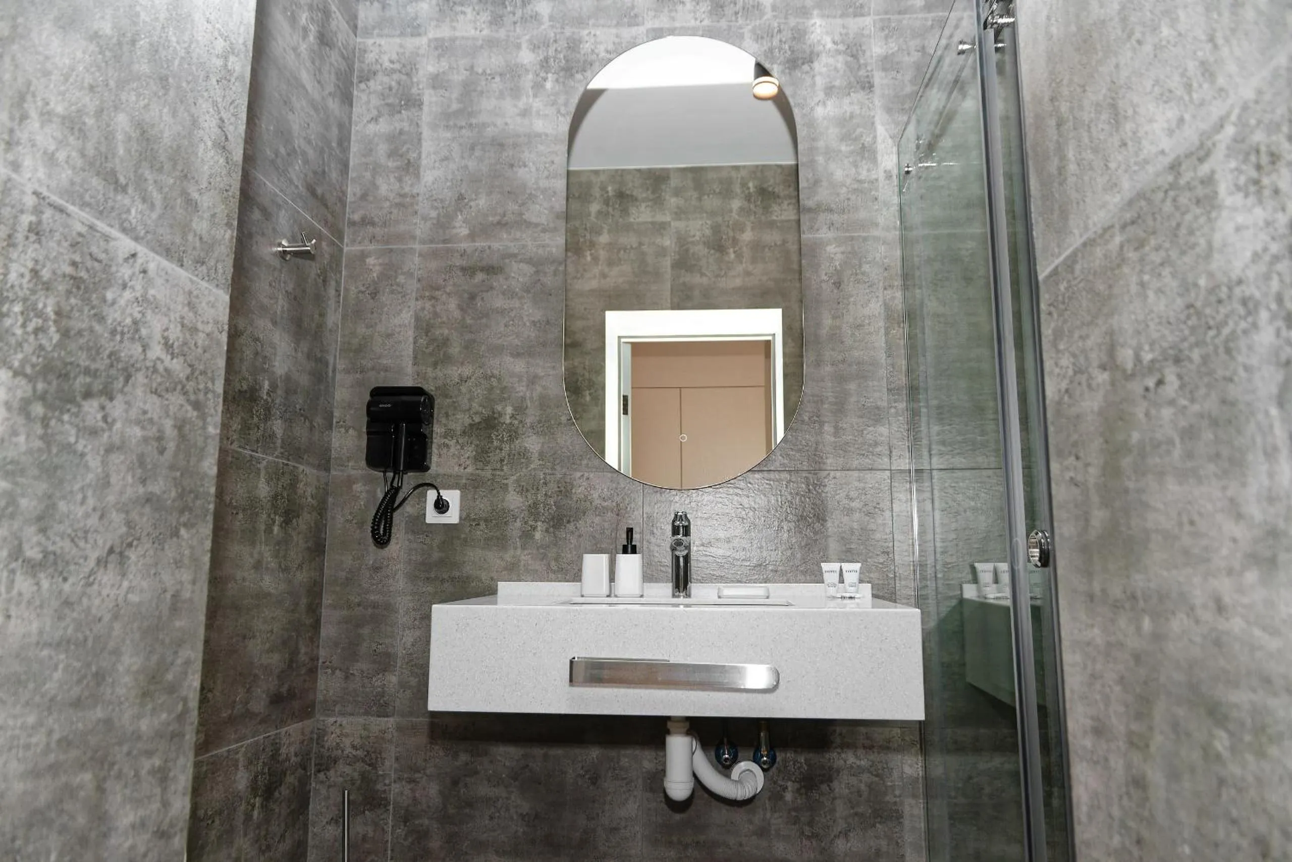 Shower in Aston Hotel