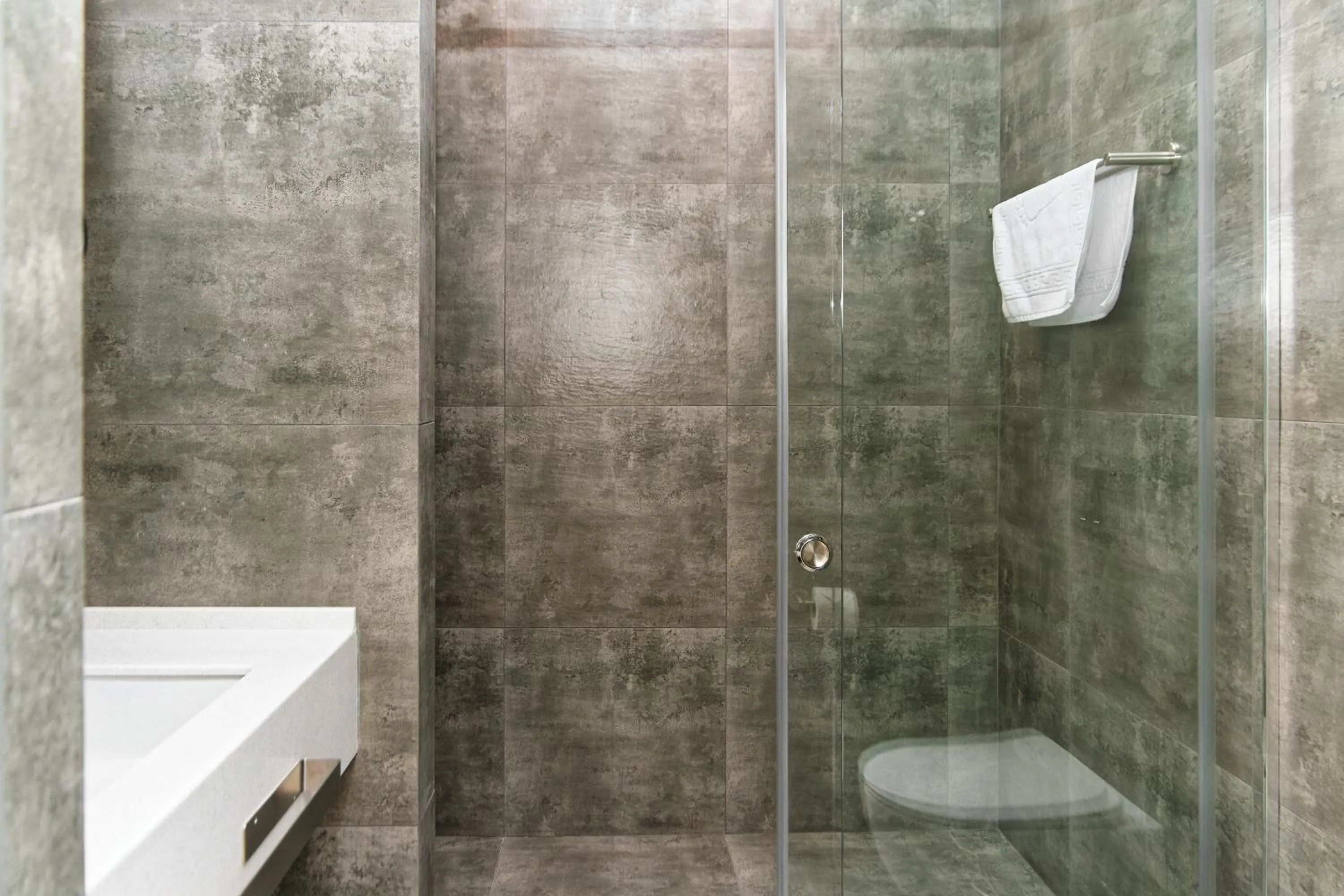 Shower in Aston Hotel