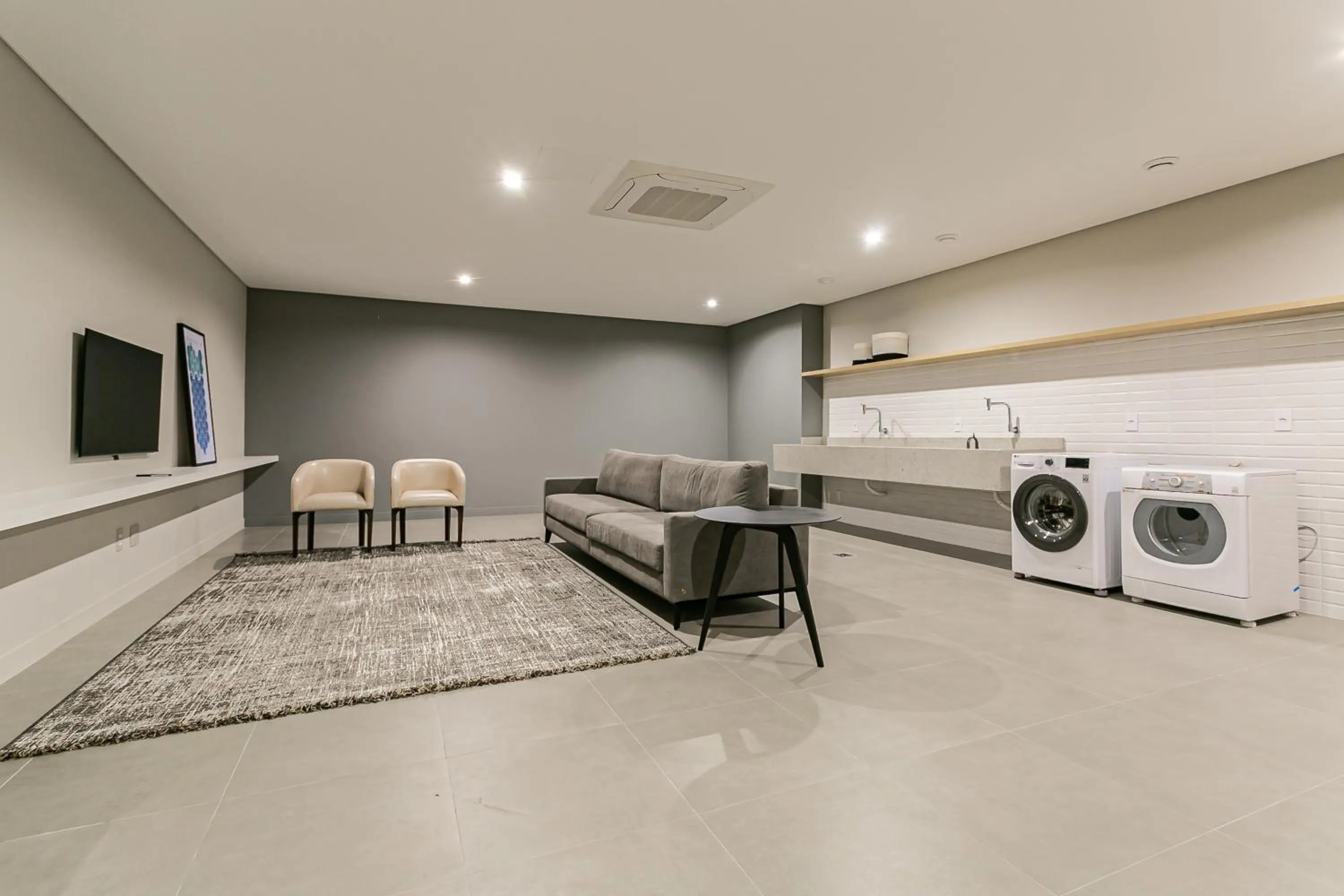 washing machine in Studios Tower by Viva - Prédio com piscina e estacionamento no centro de Floripa