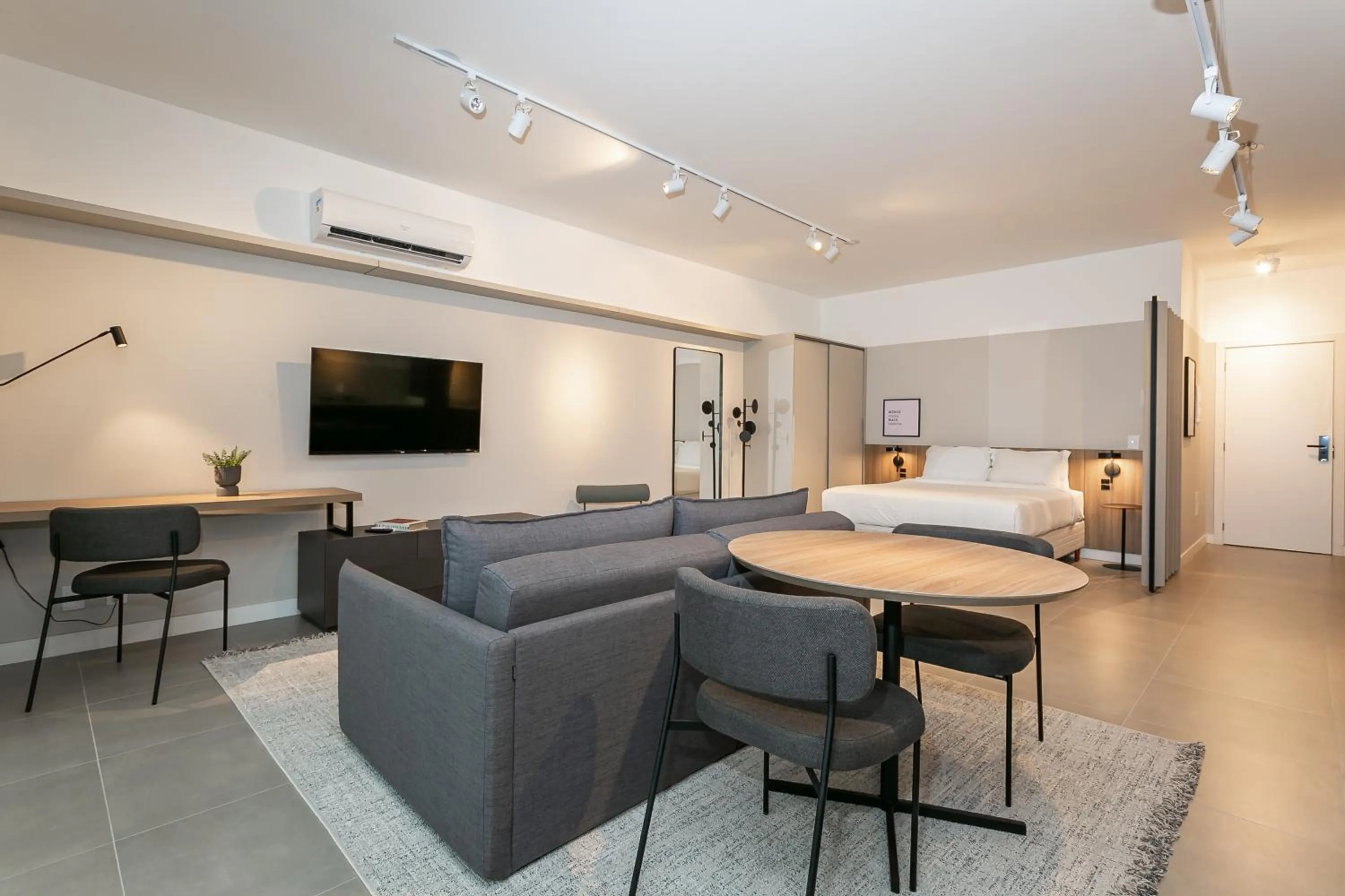 Living room in Studios Tower by Viva - Prédio com piscina e estacionamento no centro de Floripa