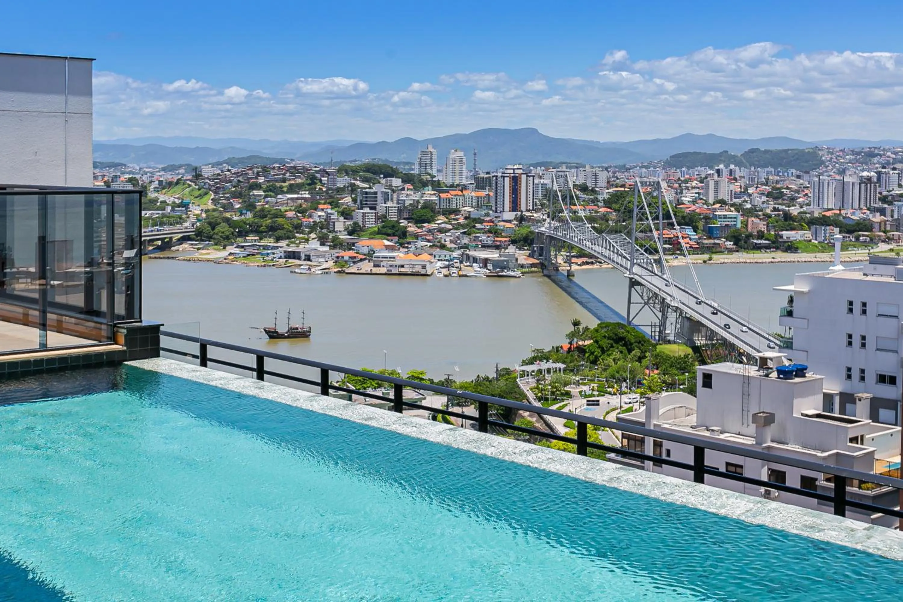 City view in Studios Tower by Viva - Prédio com piscina e estacionamento no centro de Floripa