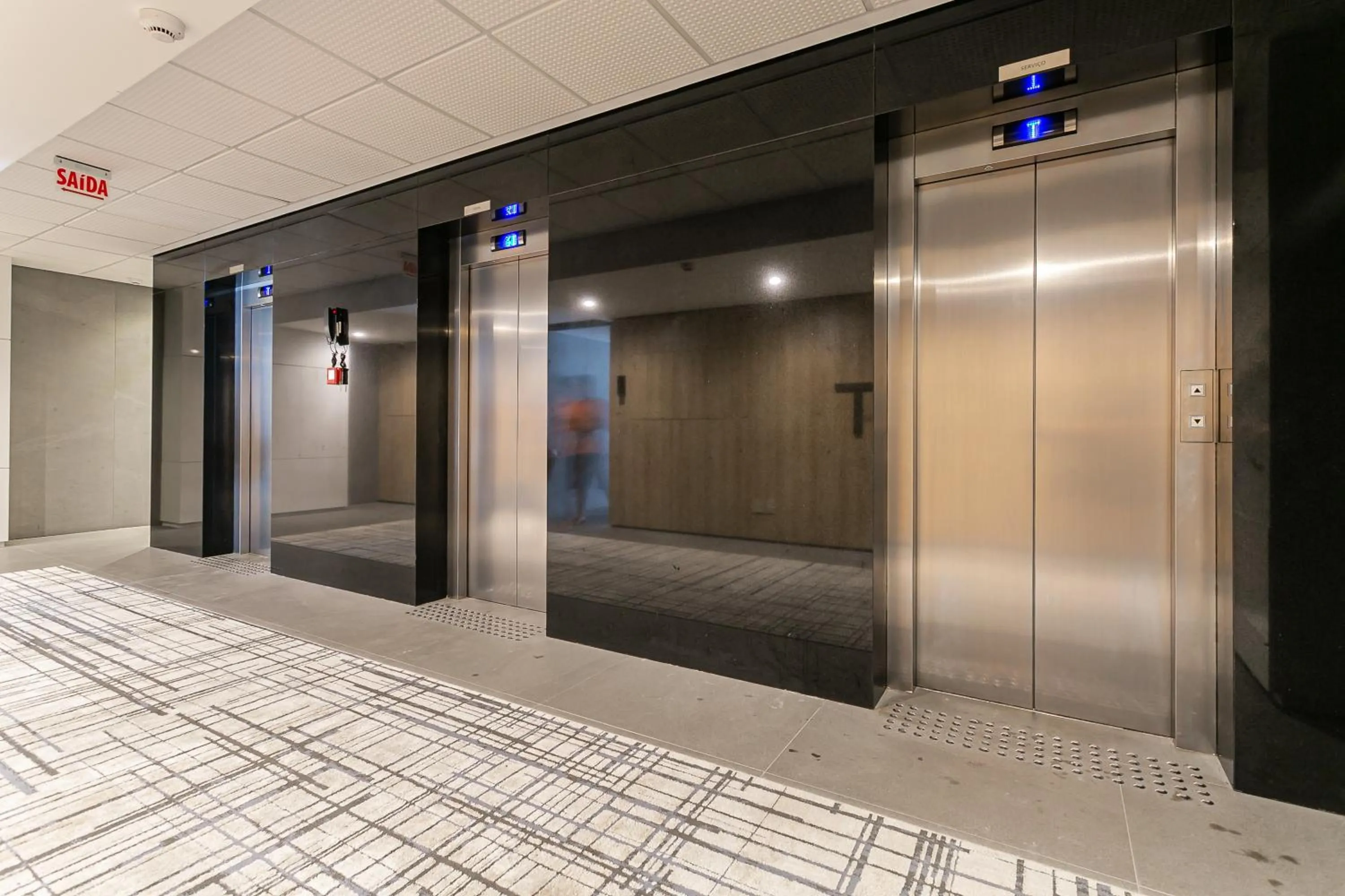 elevator in Studios Tower by Viva - Prédio com piscina e estacionamento no centro de Floripa