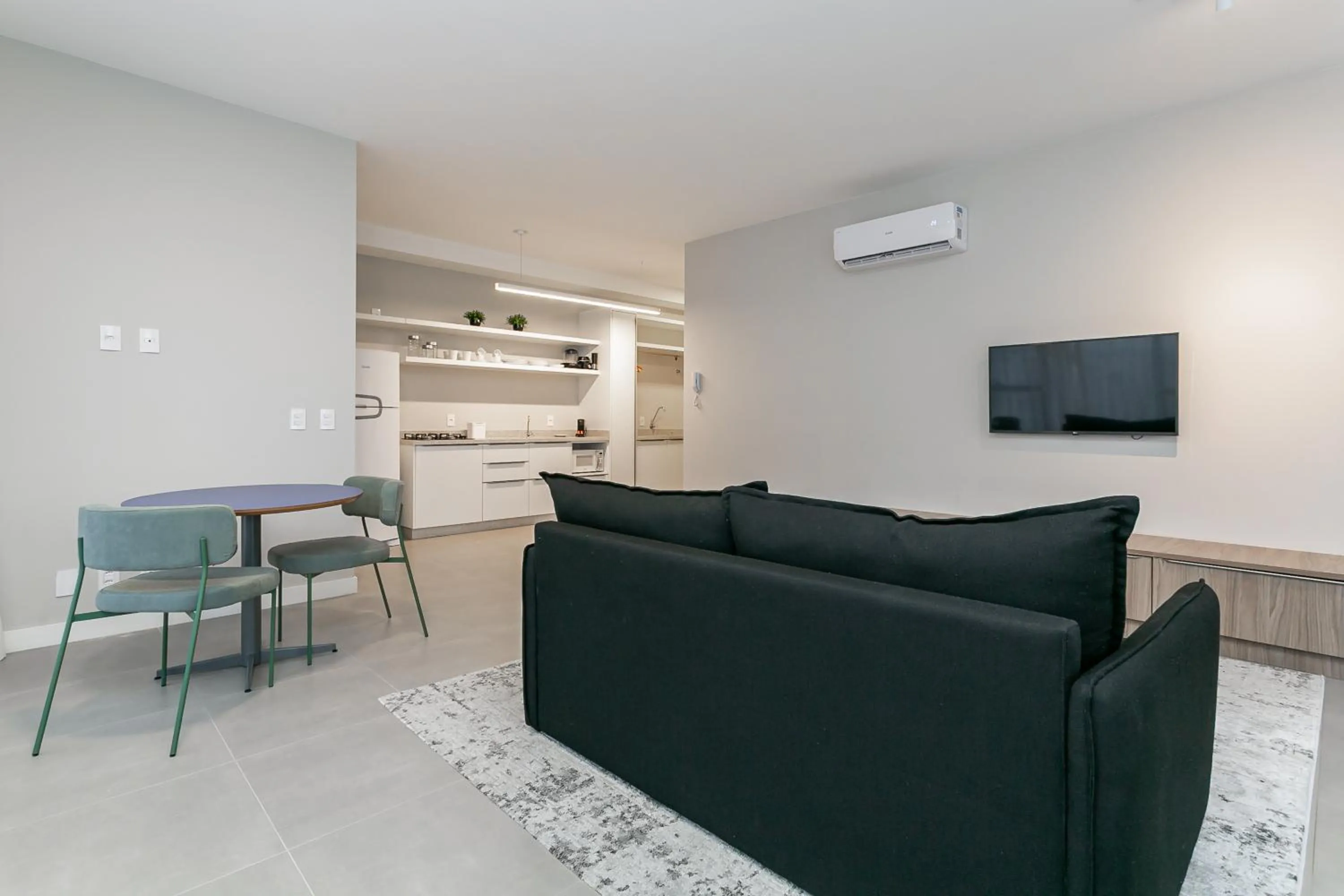 Seating area in Studios Tower by Viva - Prédio com piscina e estacionamento no centro de Floripa