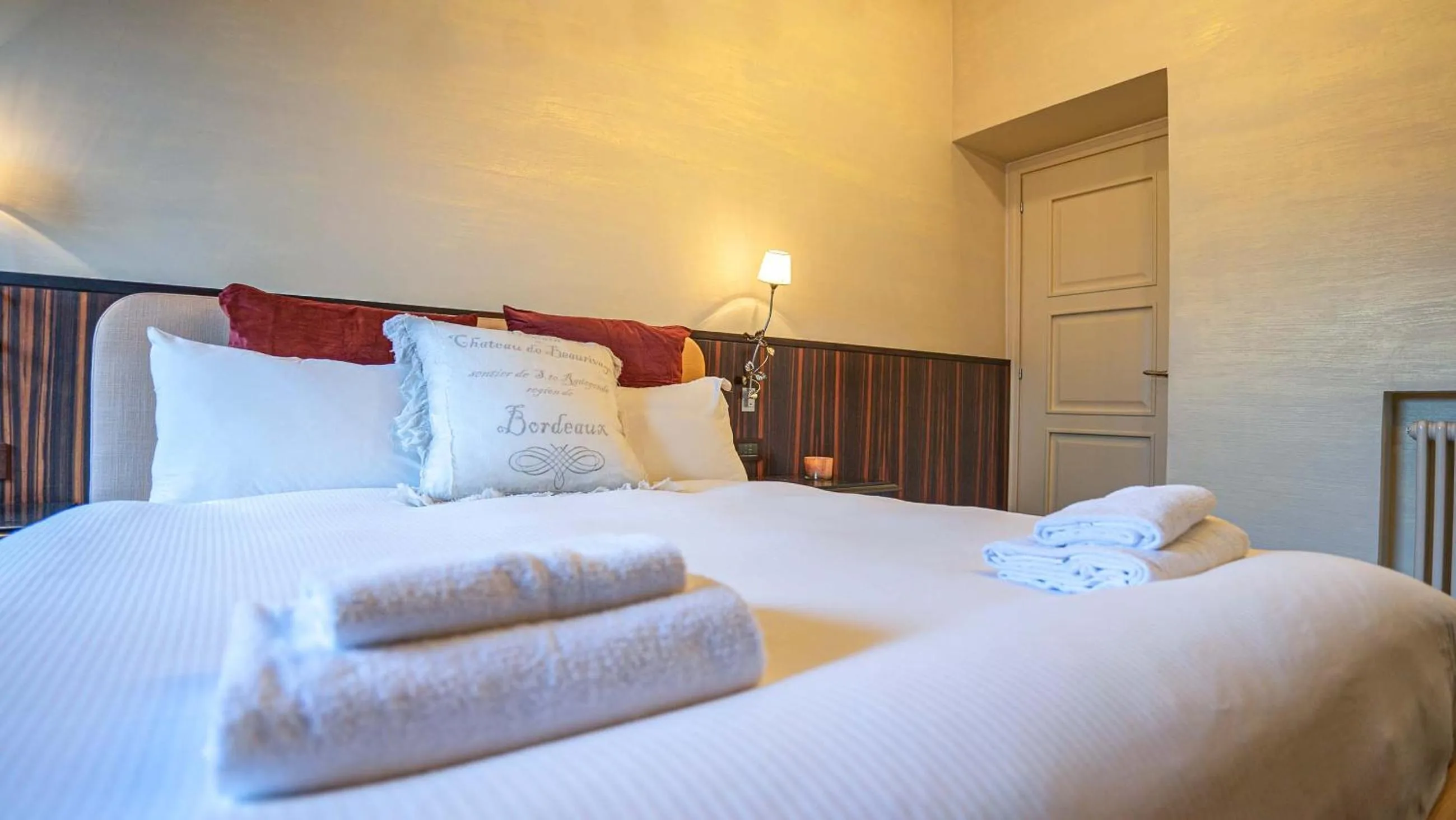 Bed in EasyTopStay - Piazza Venezia City View Charming Apt