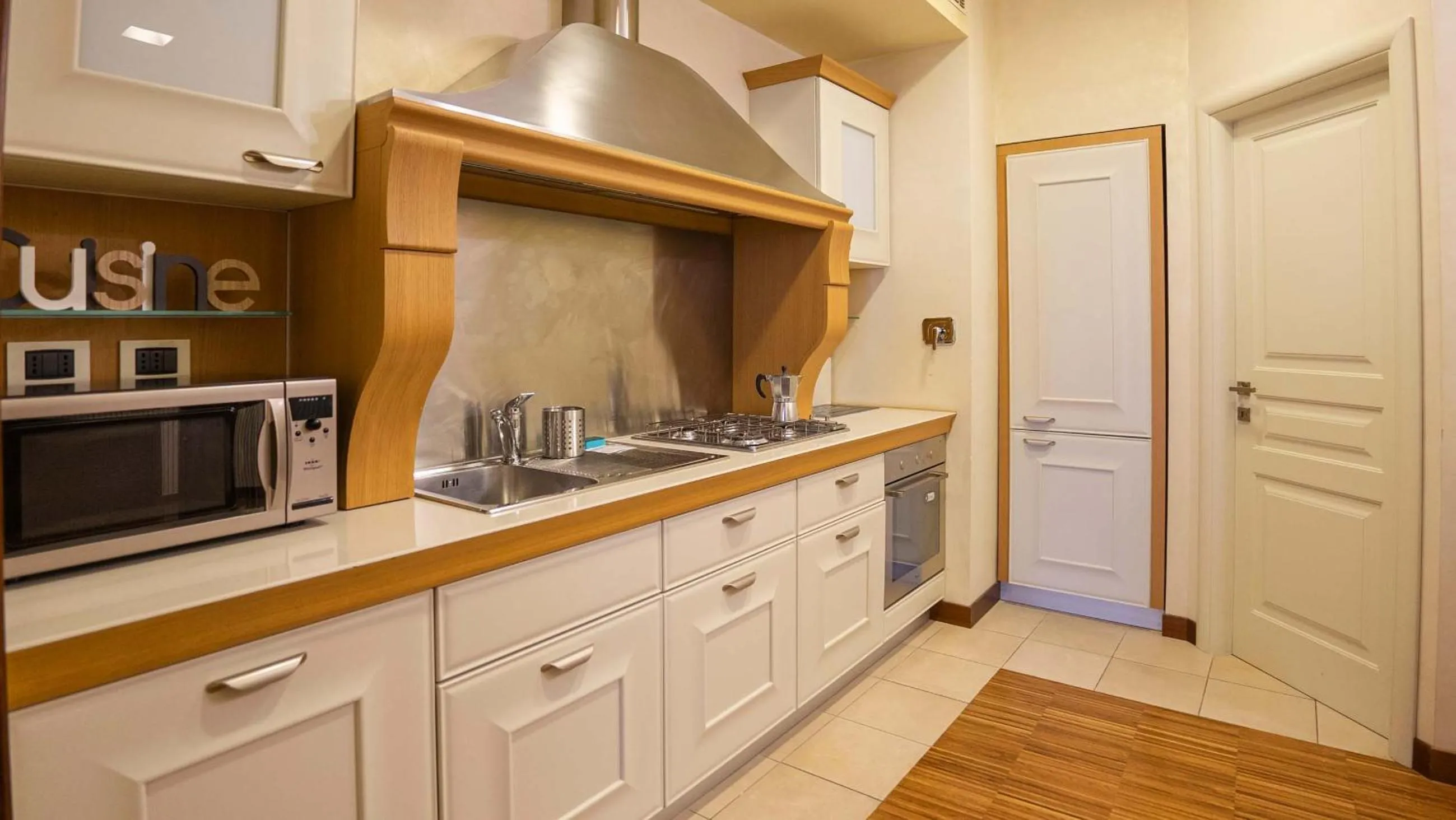 Kitchen or kitchenette in EasyTopStay - Piazza Venezia City View Charming Apt