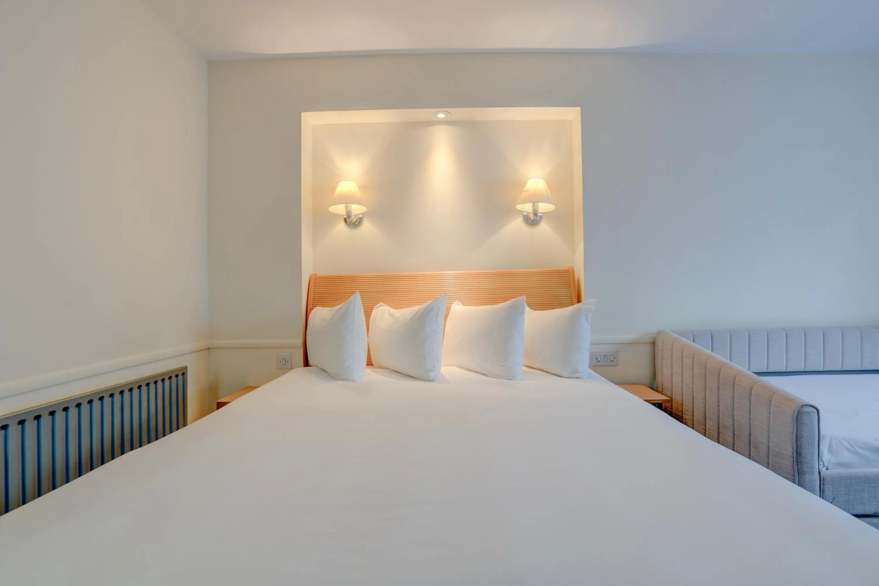 Bed in Sunday London Staines-upon-Thames Heathrow T5