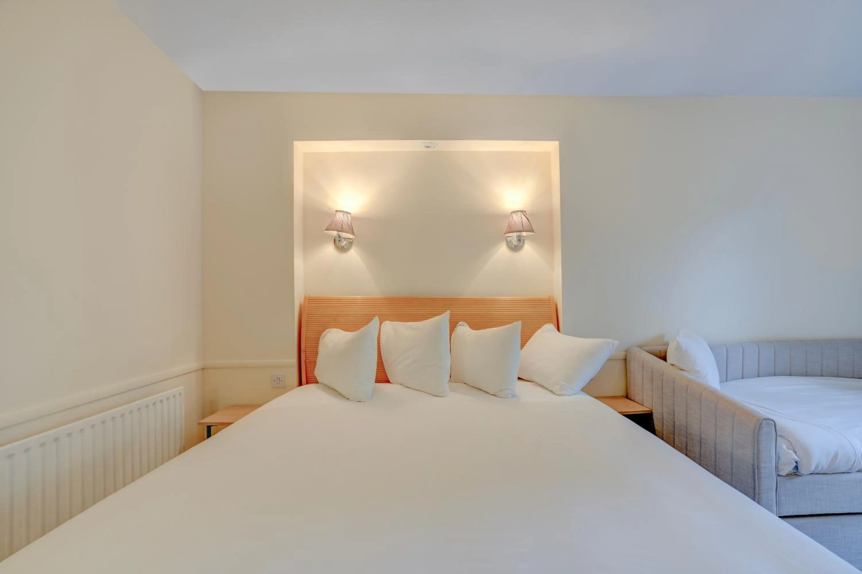 Bed in Sunday London Staines-upon-Thames Heathrow T5