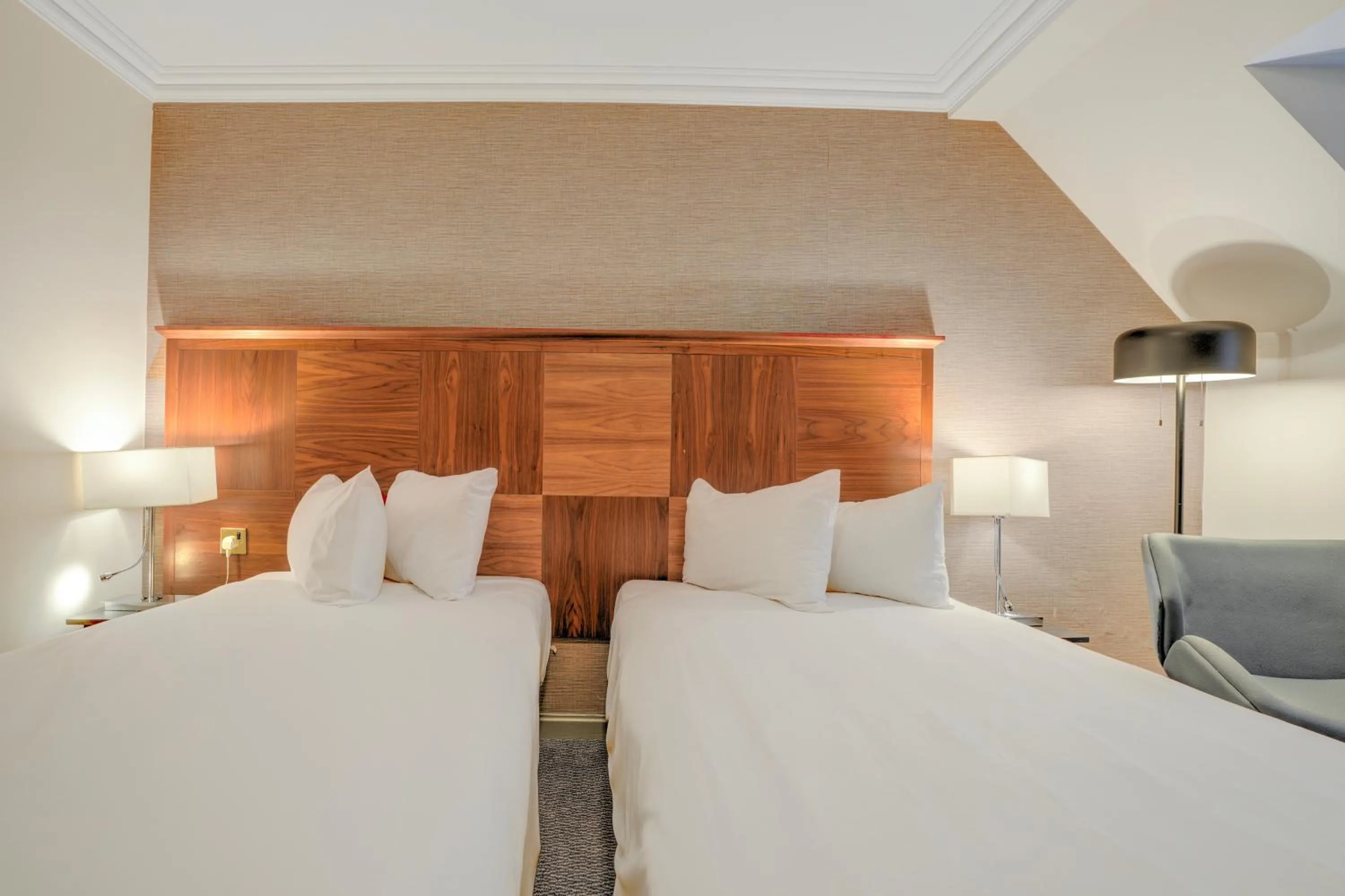 Bed in Sunday London Staines-upon-Thames Heathrow T5