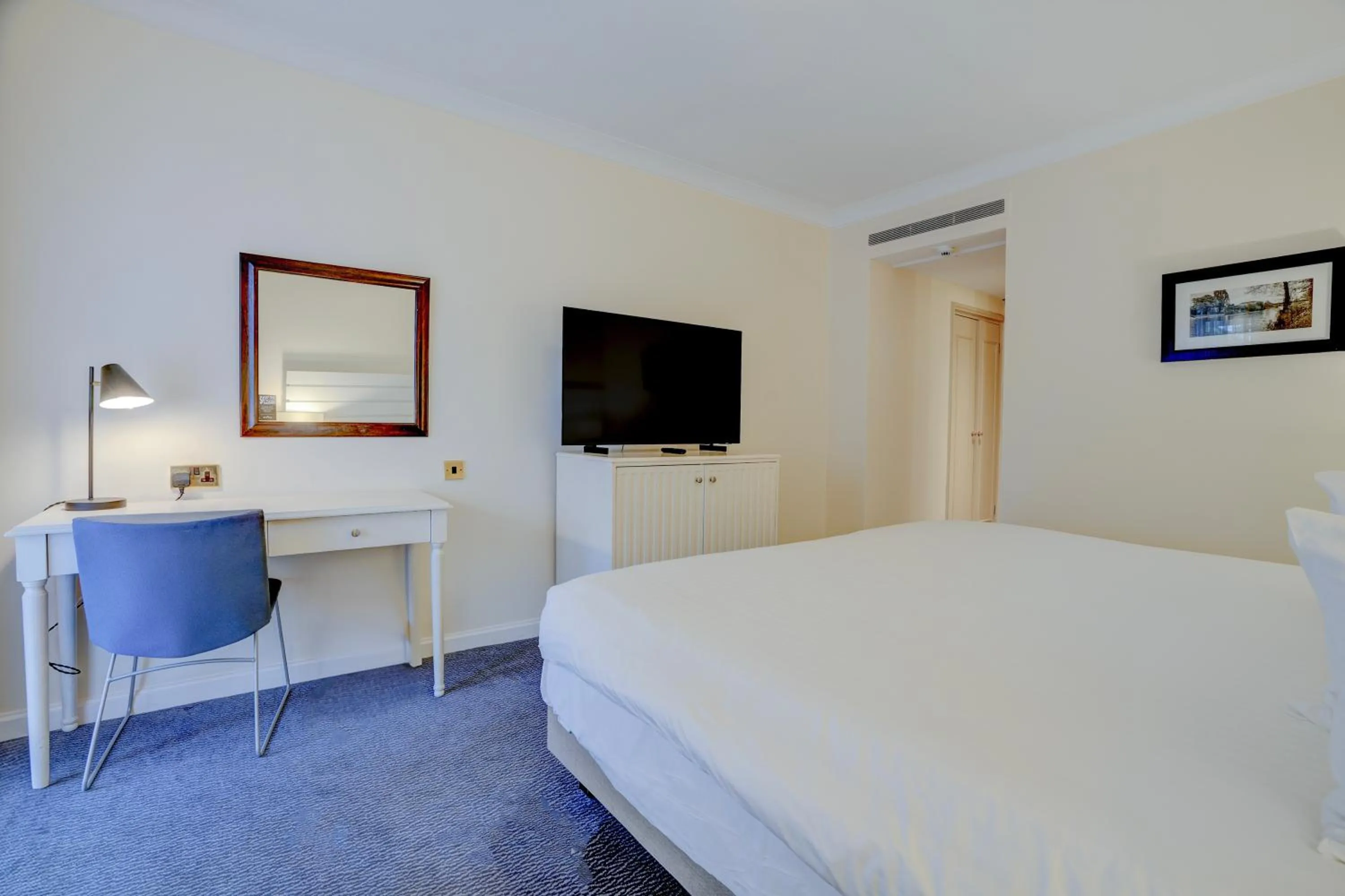 Bed in Sunday London Staines-upon-Thames Heathrow T5