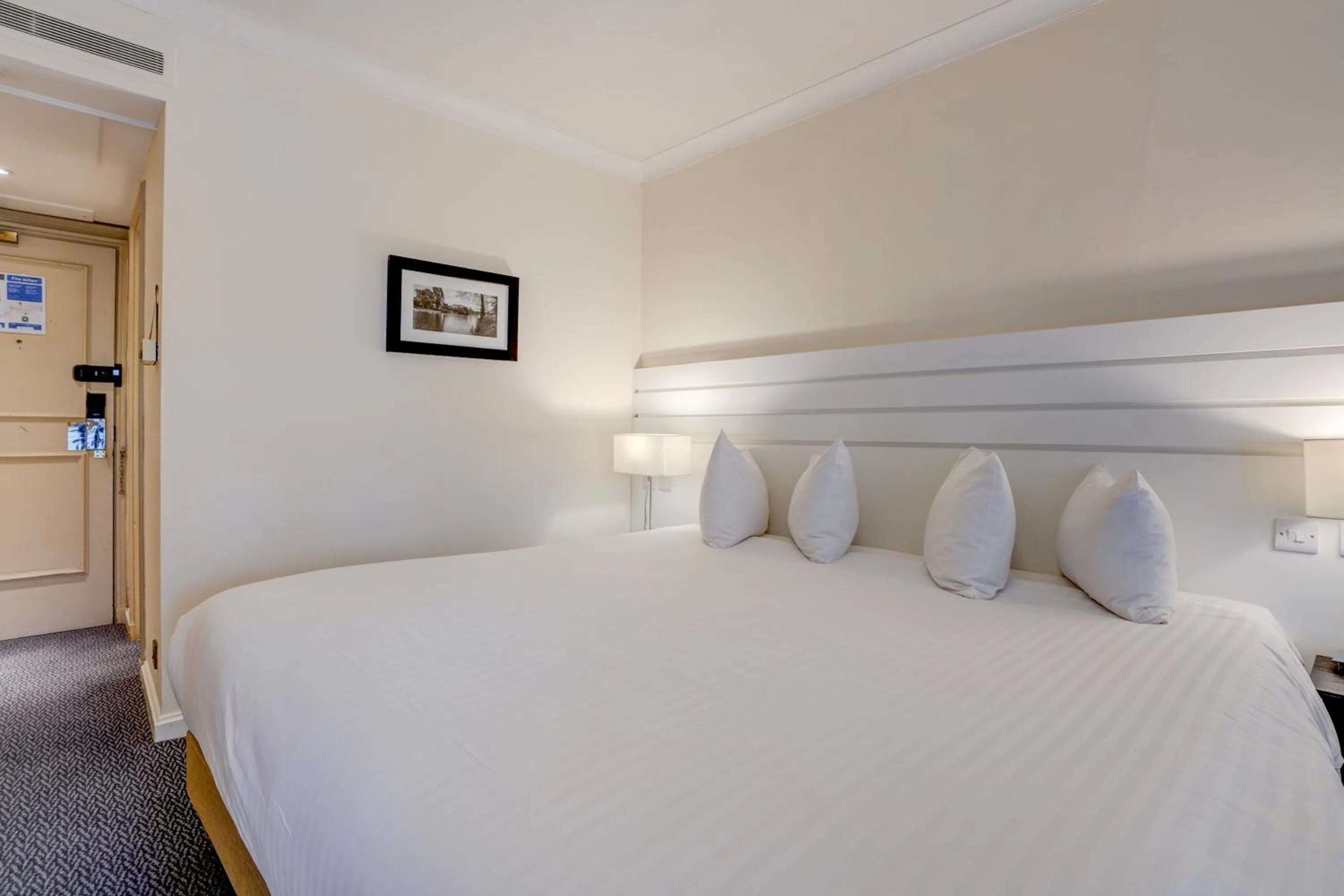 Bed in Sunday London Staines-upon-Thames Heathrow T5