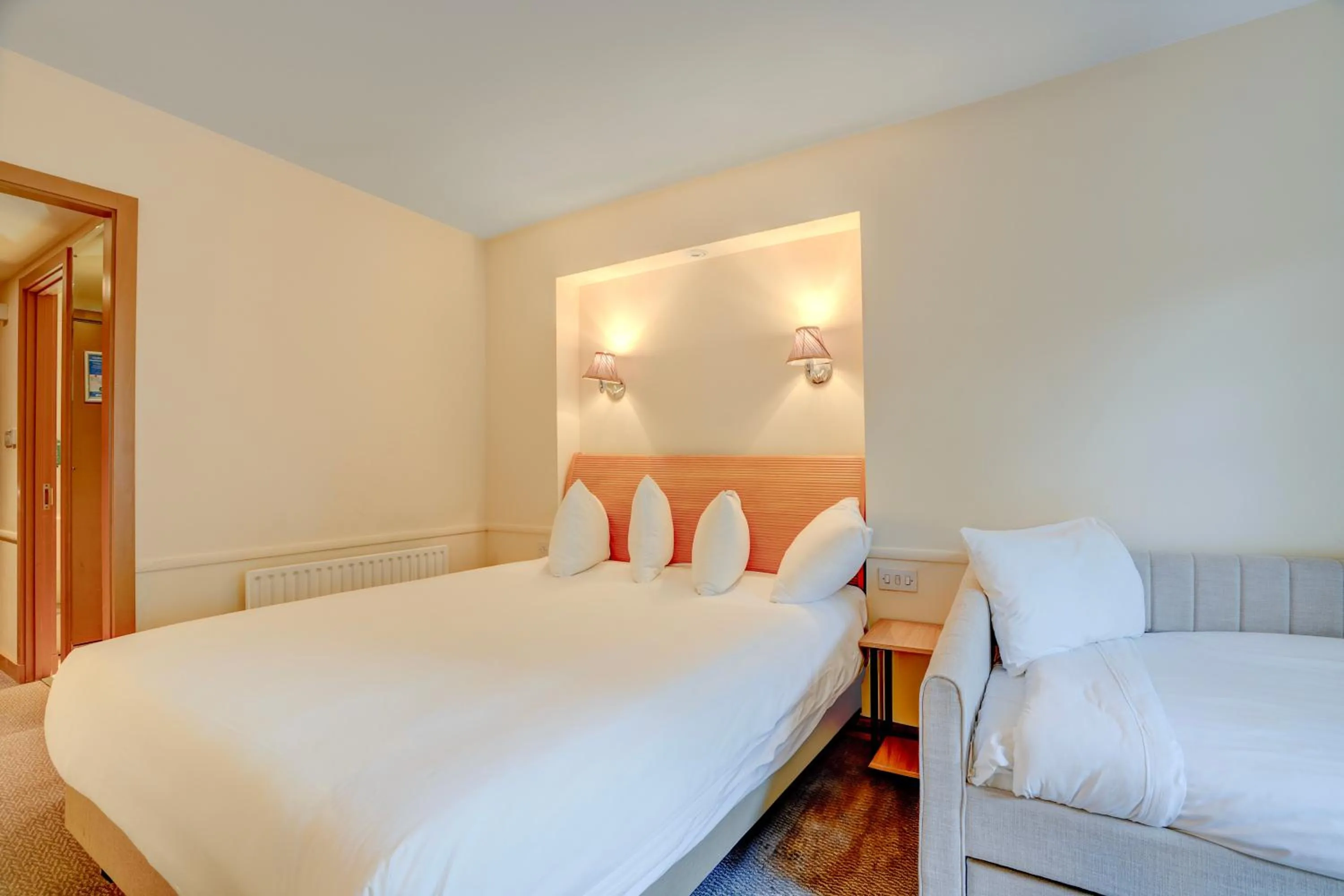 Bed in Sunday London Staines-upon-Thames Heathrow T5