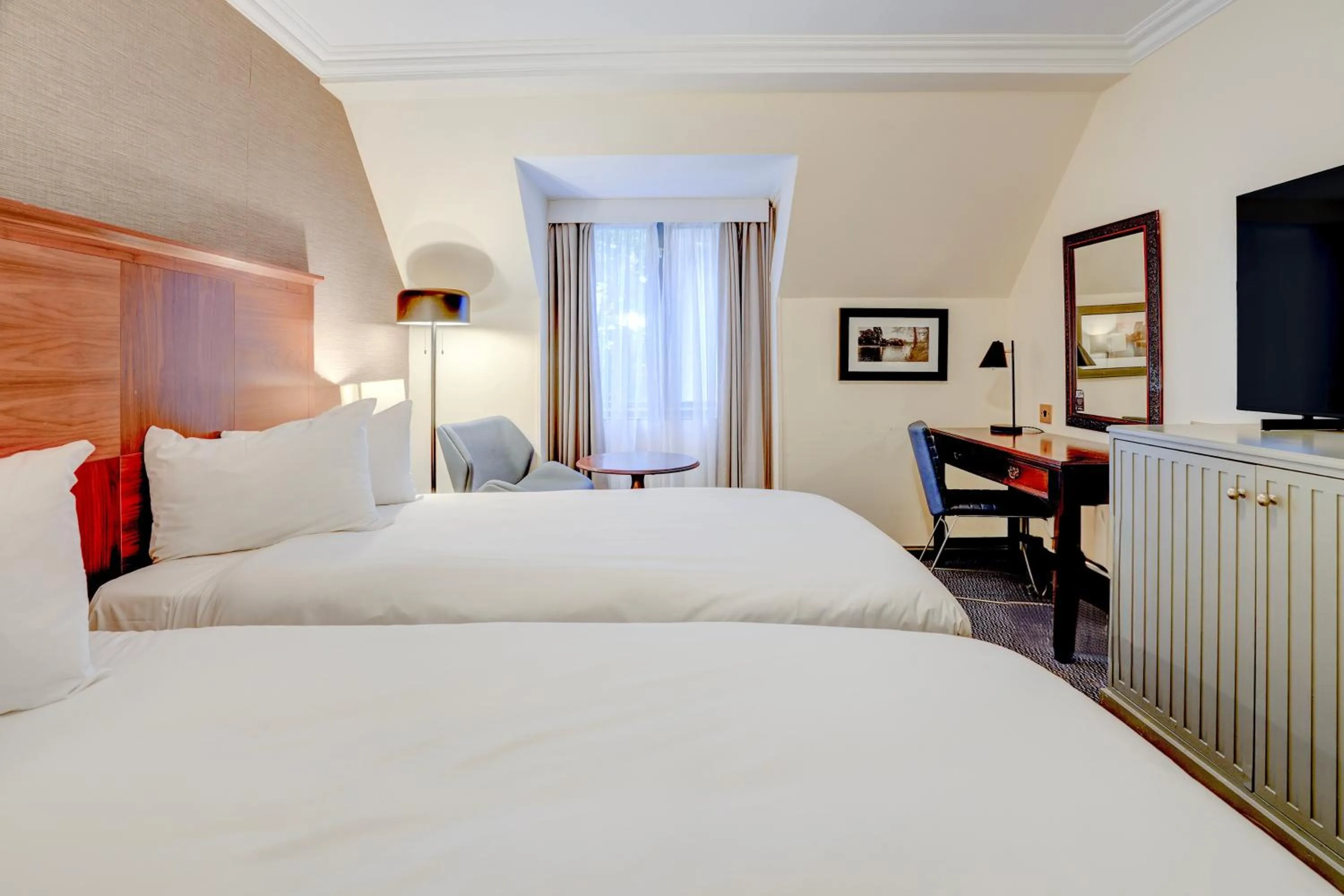 Bed in Sunday London Staines-upon-Thames Heathrow T5