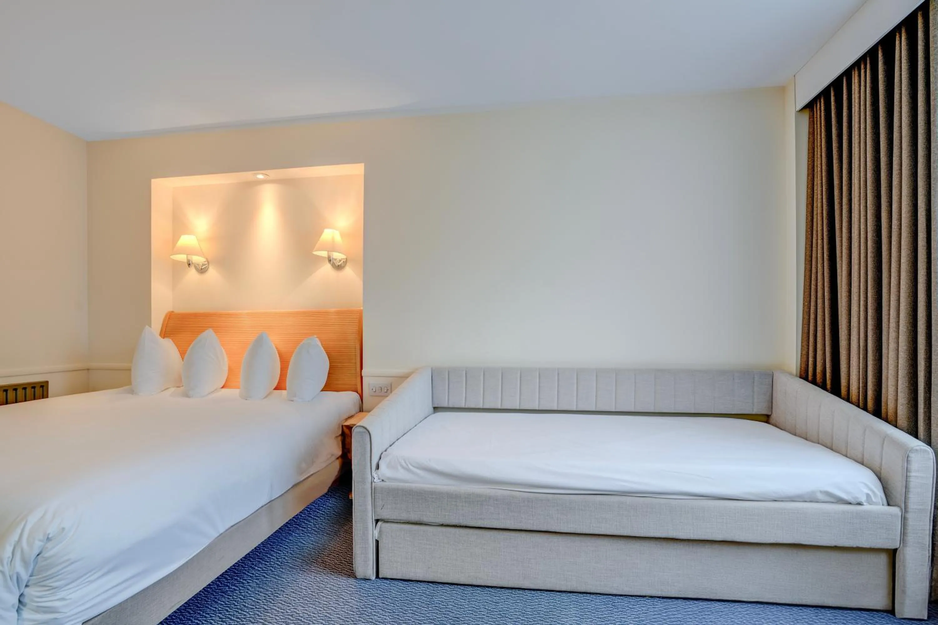 Bed in Sunday London Staines-upon-Thames Heathrow T5