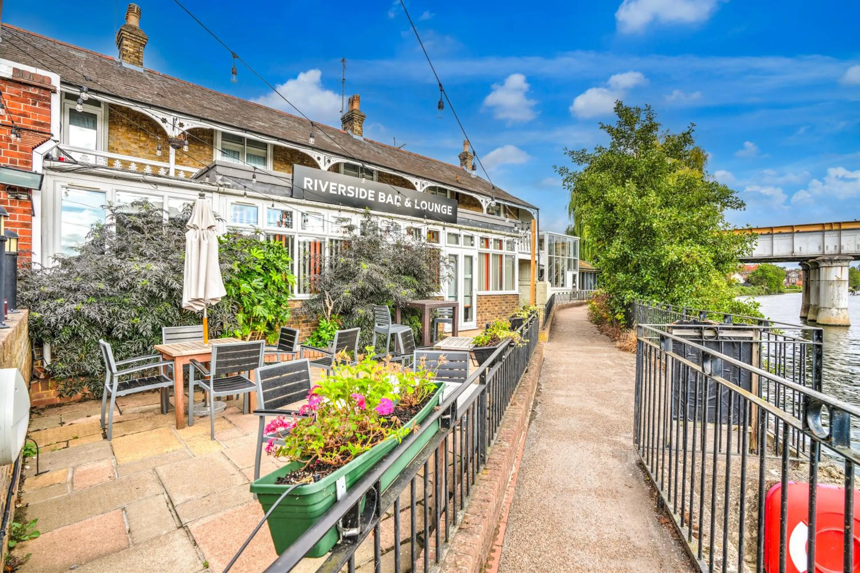 Restaurant/places to eat in Sunday London Staines-upon-Thames Heathrow T5