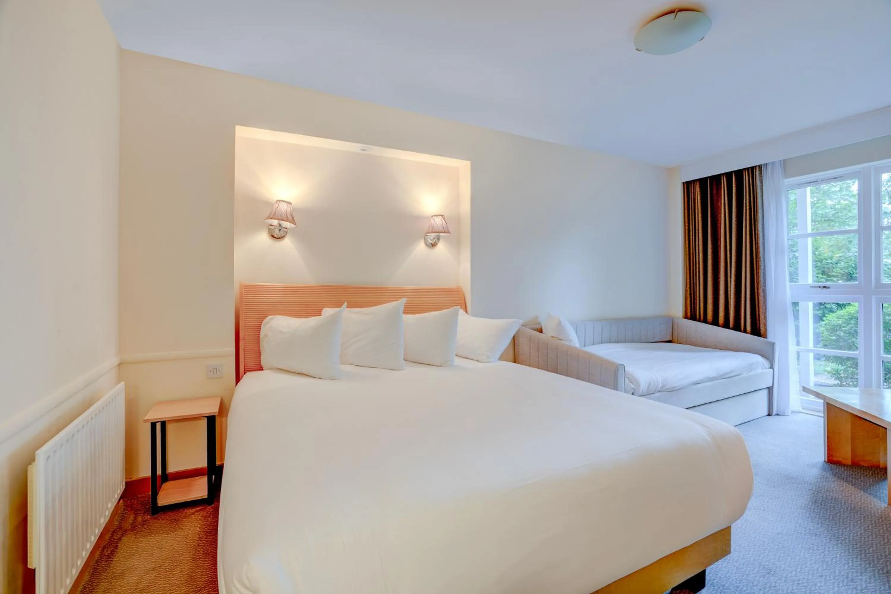 Bed in Sunday London Staines-upon-Thames Heathrow T5