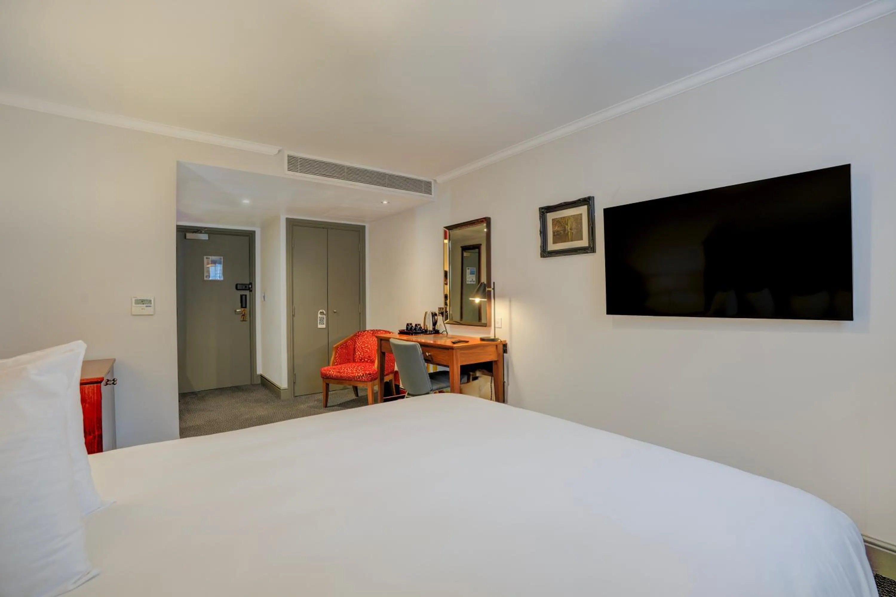 Bed in Sunday London Staines-upon-Thames Heathrow T5